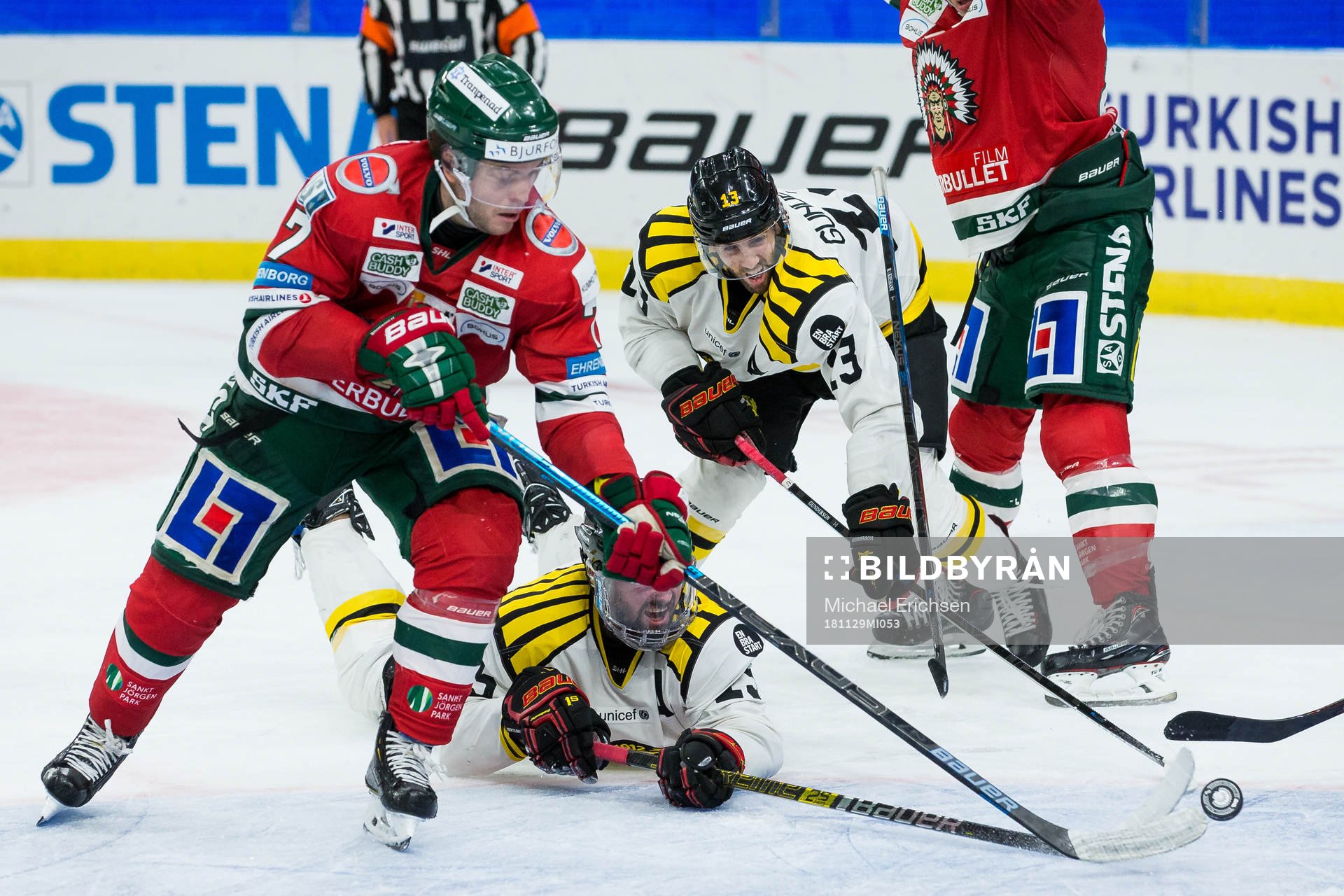 Frölundas Pathrik Westerholm före liggande Brynäs Simon