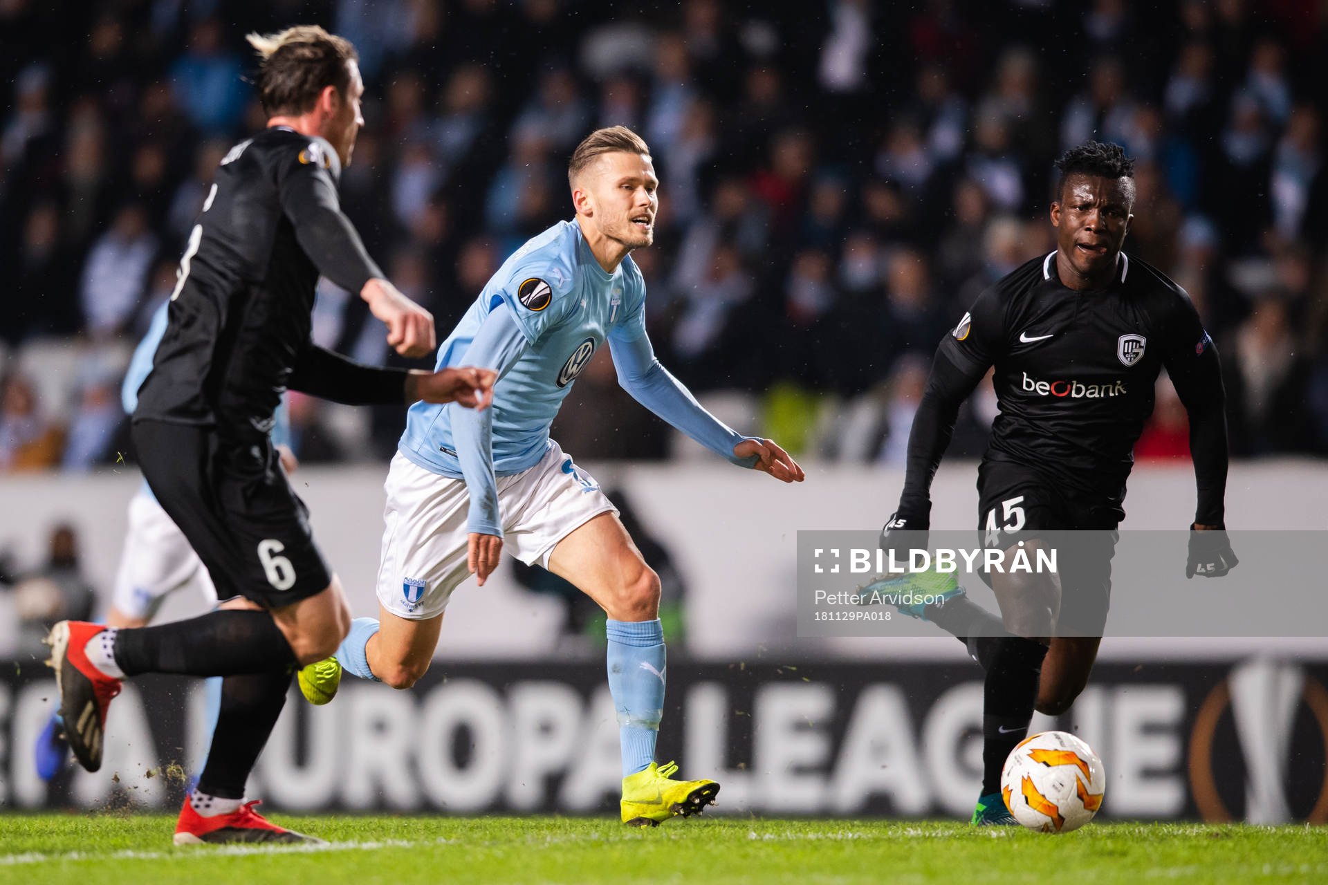 Arnór Ingvi Traustason of Malmö FF and Joseph Aidoo of