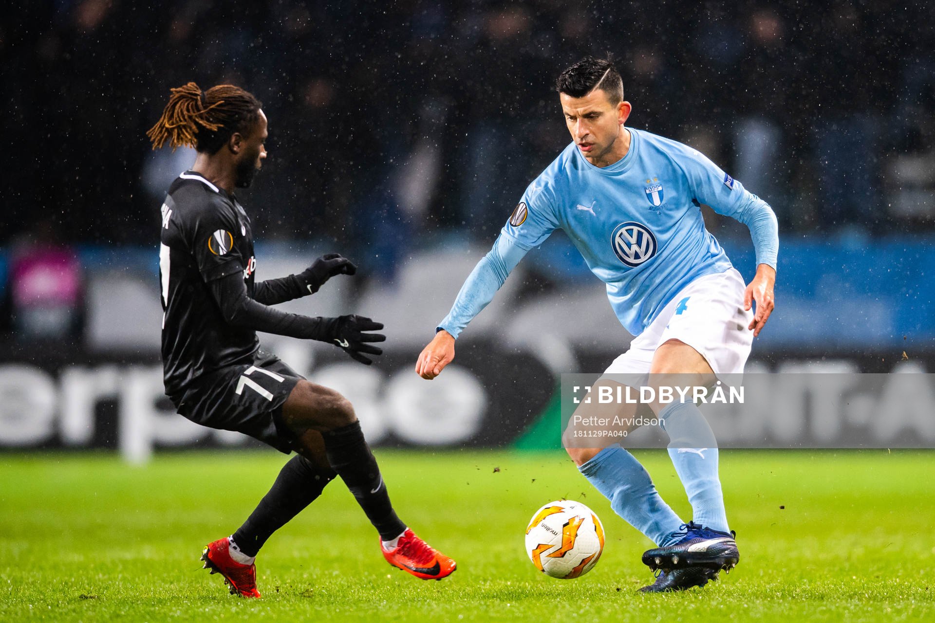 Behrang Safari of Malmö FF and Dieumerci Ndongala of Genk
