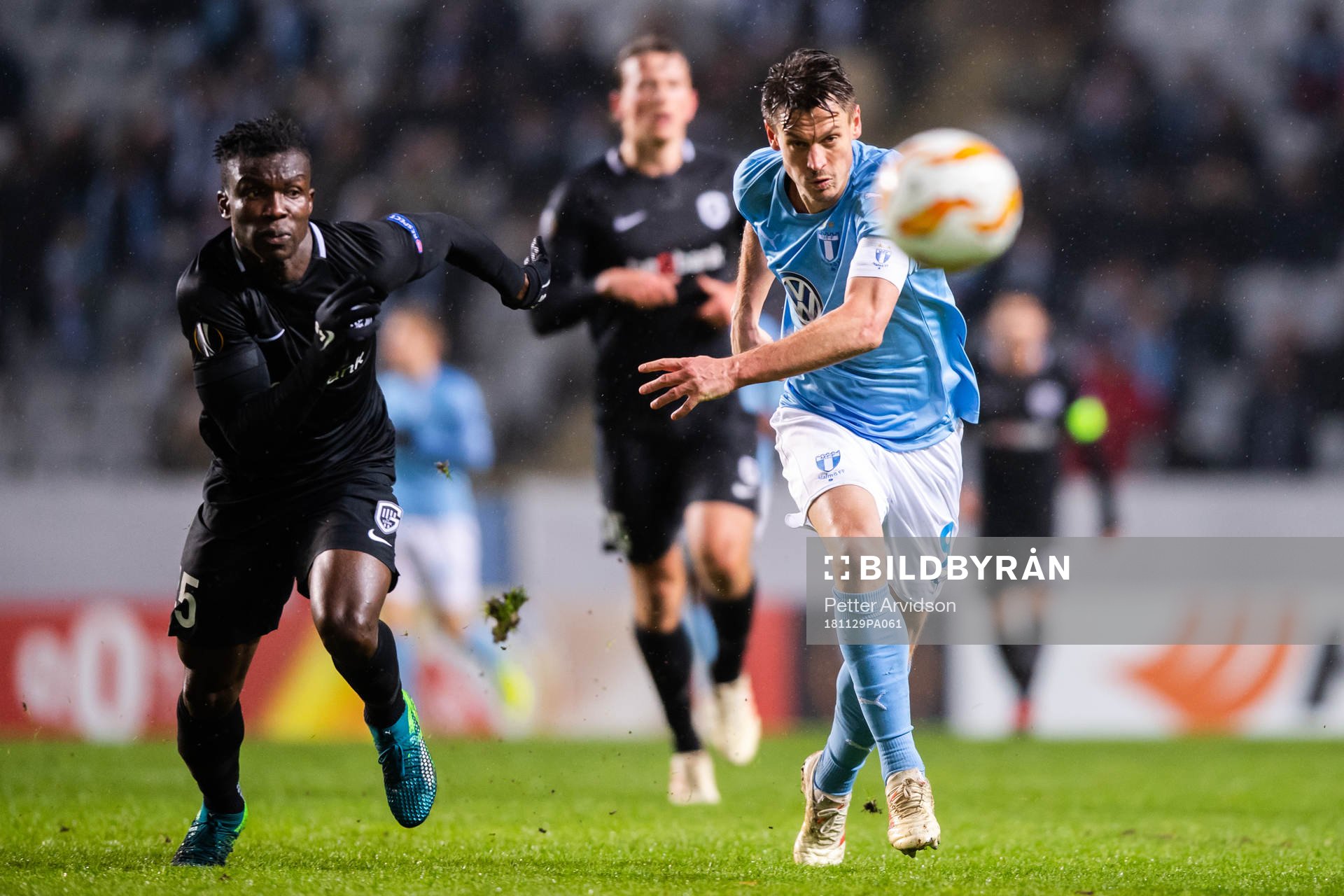 Joseph Aidoo of Genk and Markus Rosenberg of Malmö FF