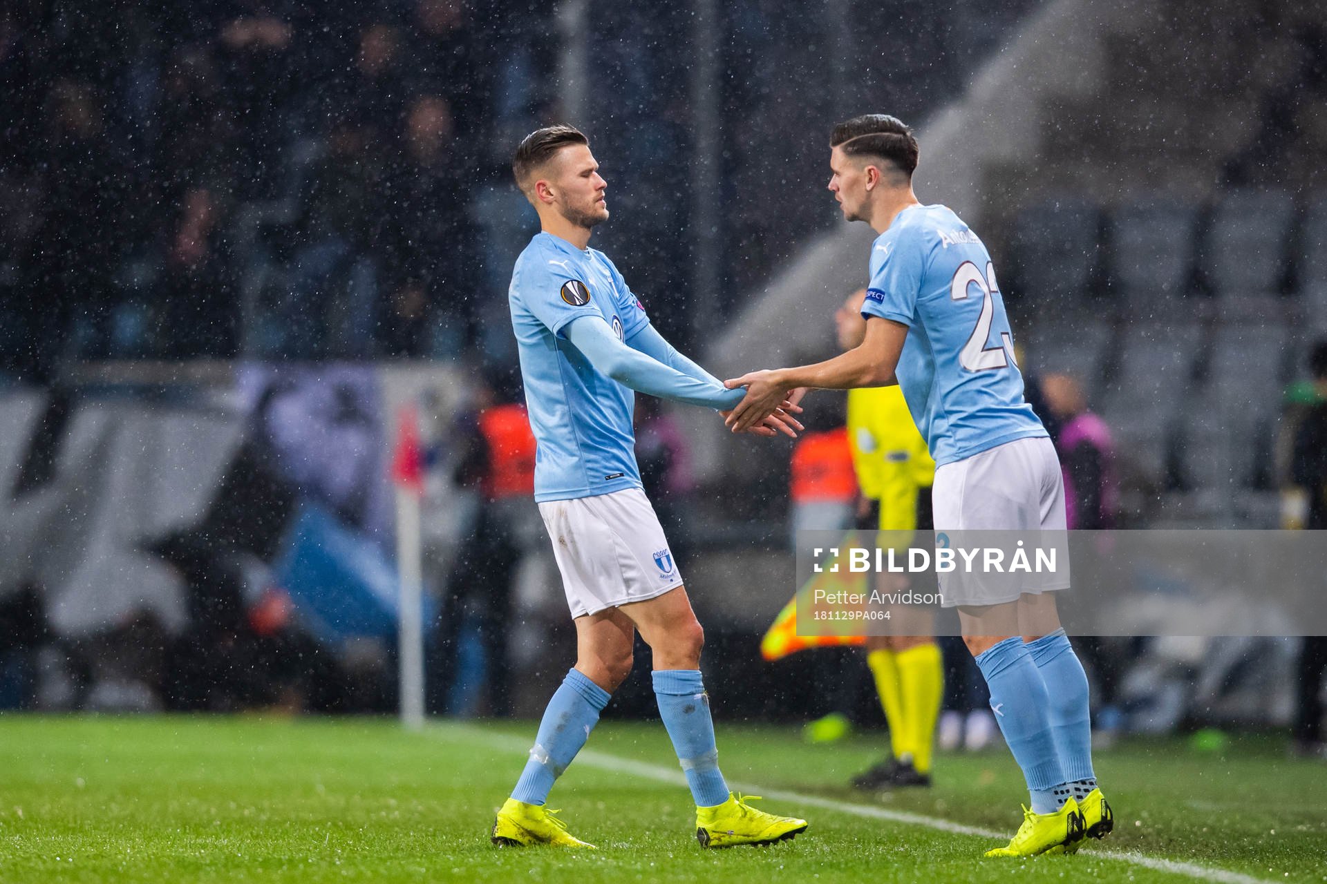 Arnór Ingvi Traustason swaps with Marcus Antonsson of Malmö FF during the Europa league match between Malmö FF and Genk on November 29, 2018 in Malmö.