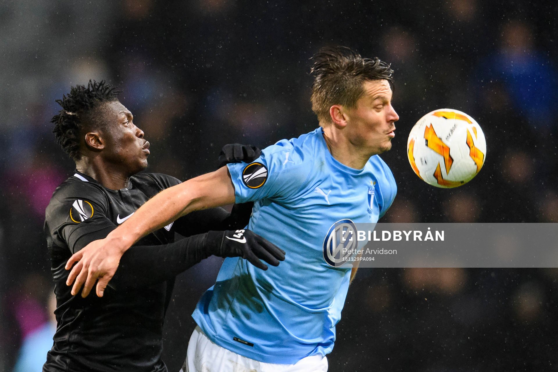 Joseph Aidoo of Genk in action with Markus Rosenberg of