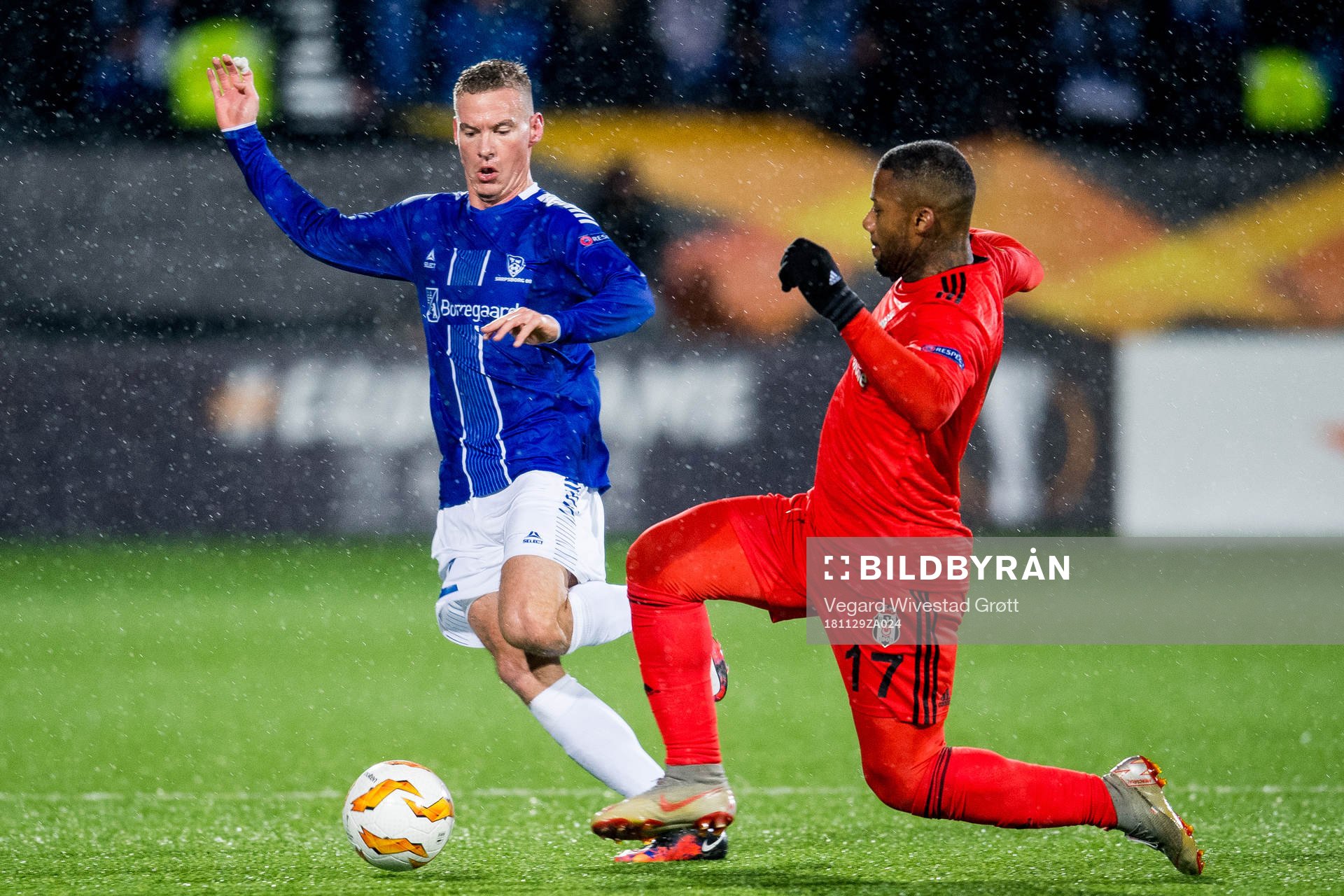 Jon-Helge Tveita of Sarpsborg 08 and Jeremain Marciano Lens of Besiktas during the Europa League match between Sarpsborg 08 and Besiktas on November 29, 2018 in Sarpsborg.