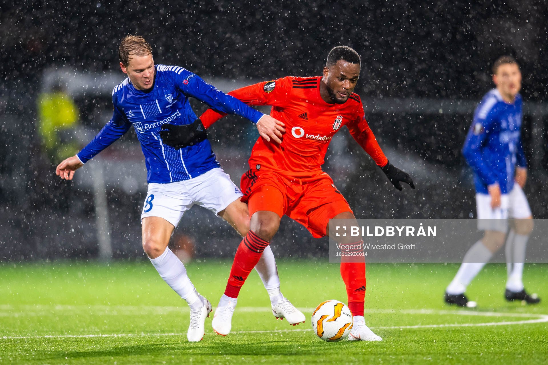 Matti Lund Nielsen of Sarpsborg 08 and Cyle Larin of Besiktas during the Europa League match between Sarpsborg 08 and Besiktas on November 29, 2018 in Sarpsborg.
