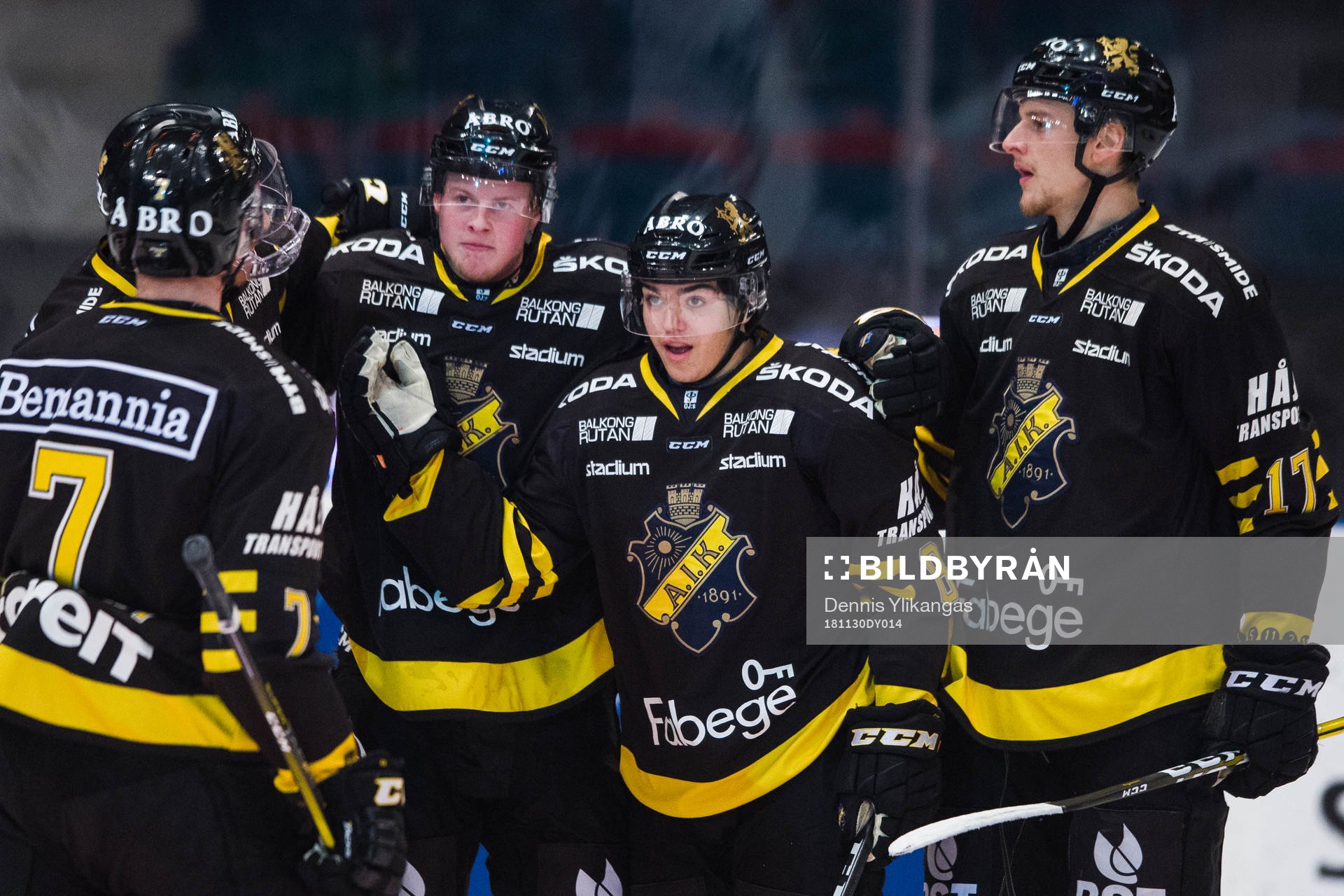 s Lukas Macklin jublar med lagkamrater