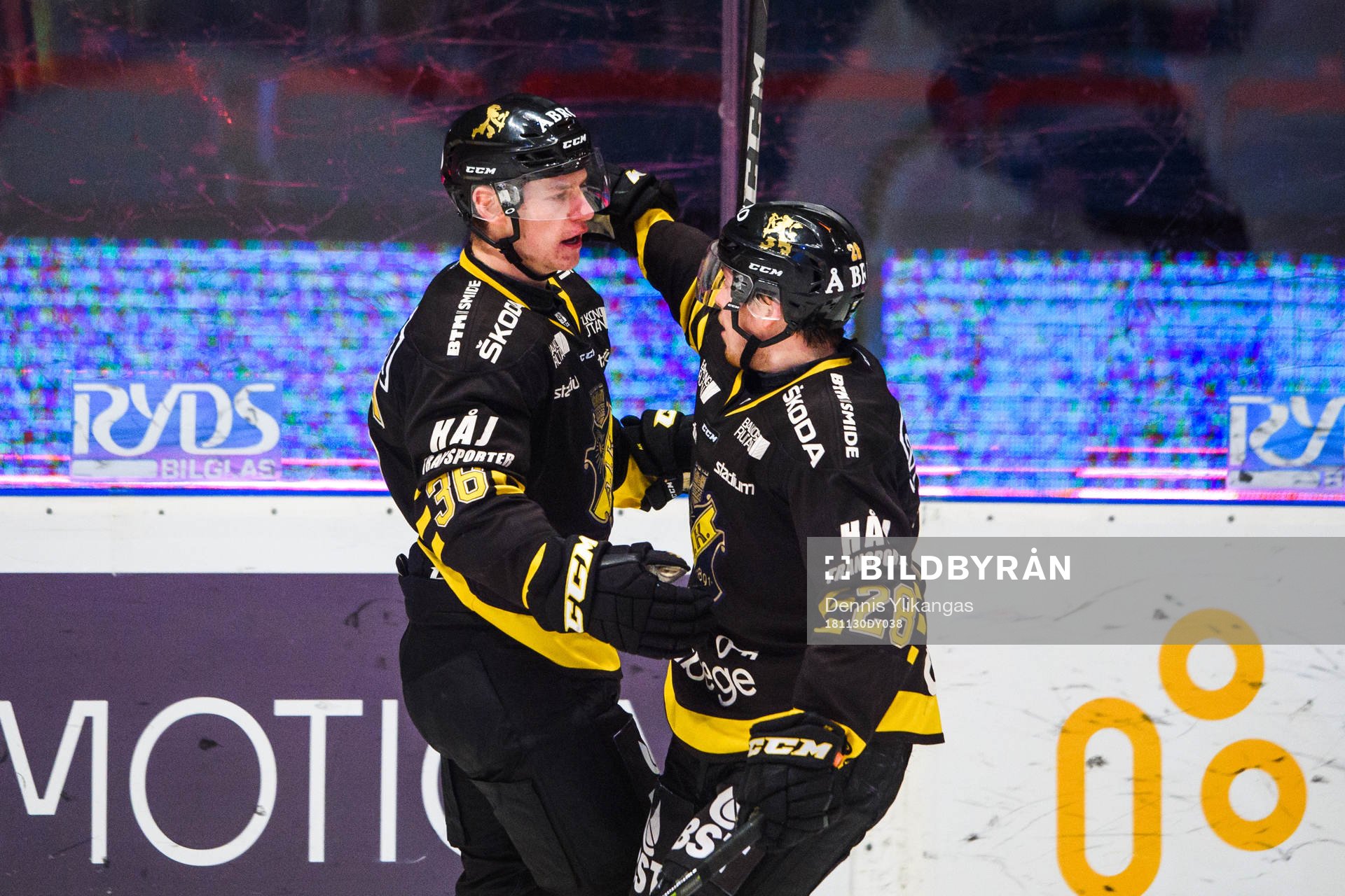 s Anton Holm jublar med Jesper Frödén