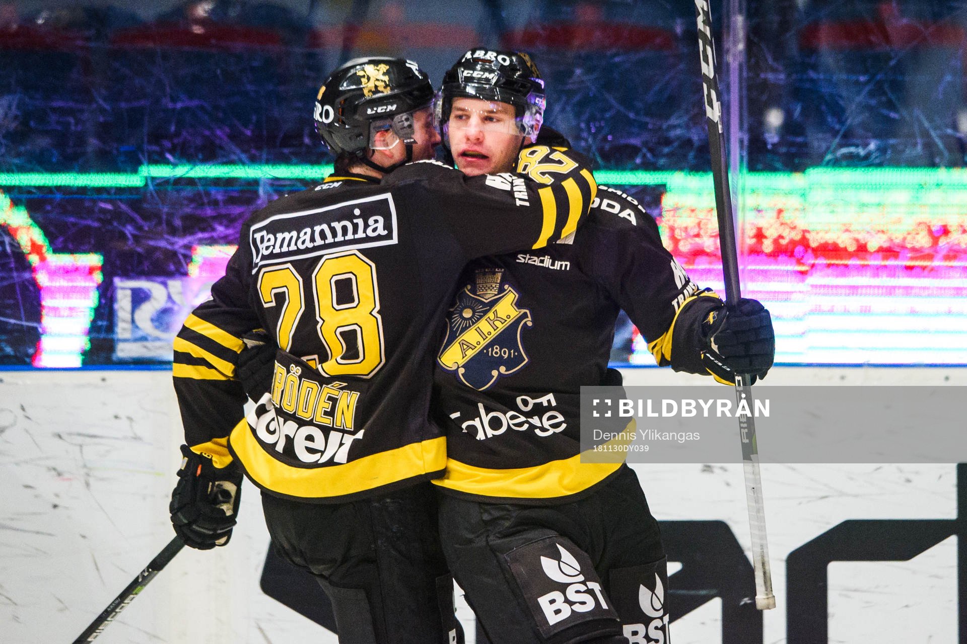 s Anton Holm jublar med Jesper Frödén