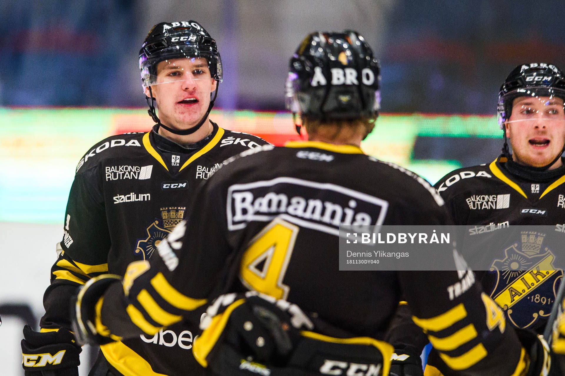 s Anton Holm jublar med lagkamrater