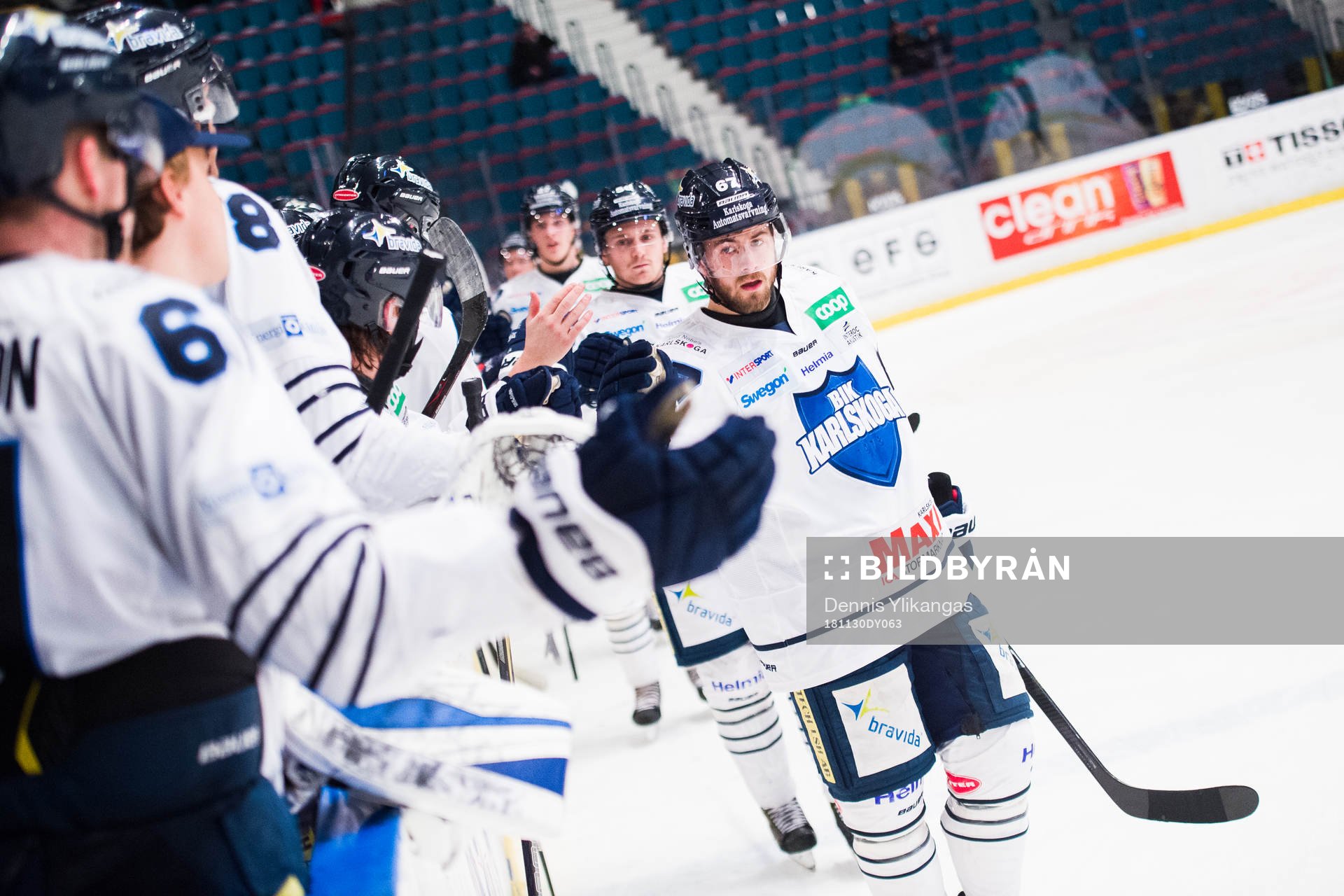 Karlskogas Victor Berglind jublar med lagkamrater