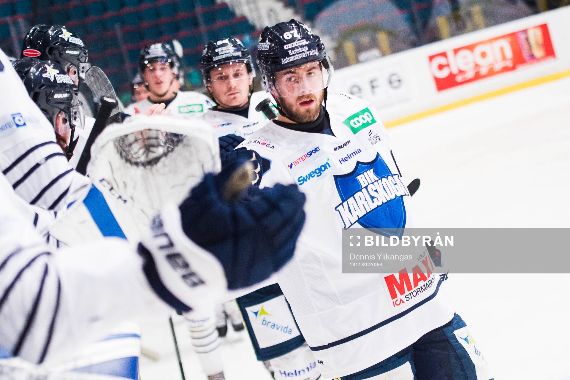 Karlskogas Victor Berglind jublar med lagkamrater