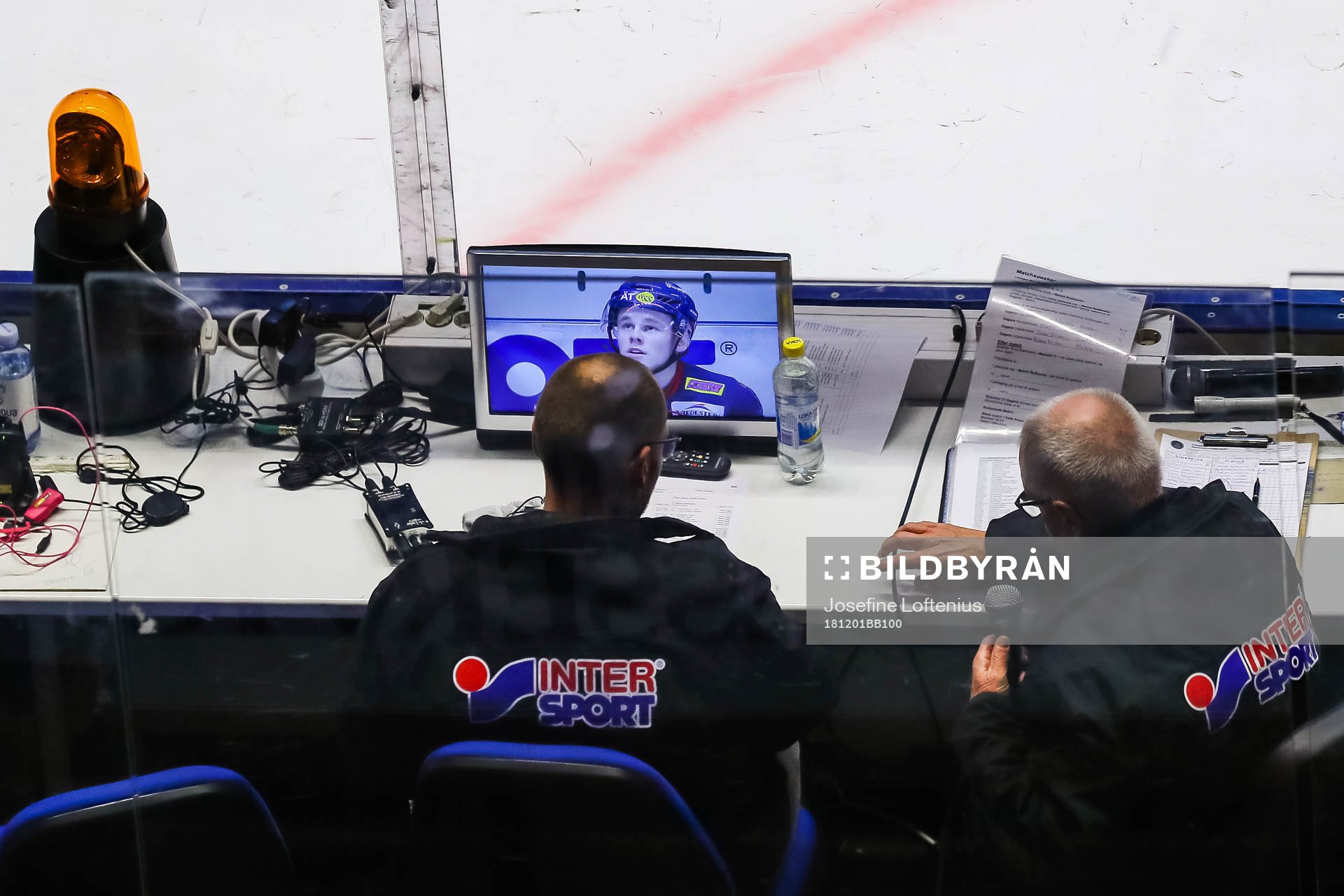 Linköpings Olle Lycksell  på en videoskärm i