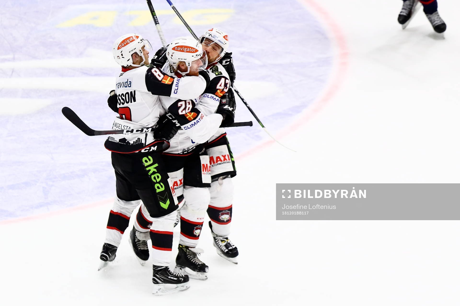 Malmö Redhawks Jens Olsson jublar med bland andra Nichlas