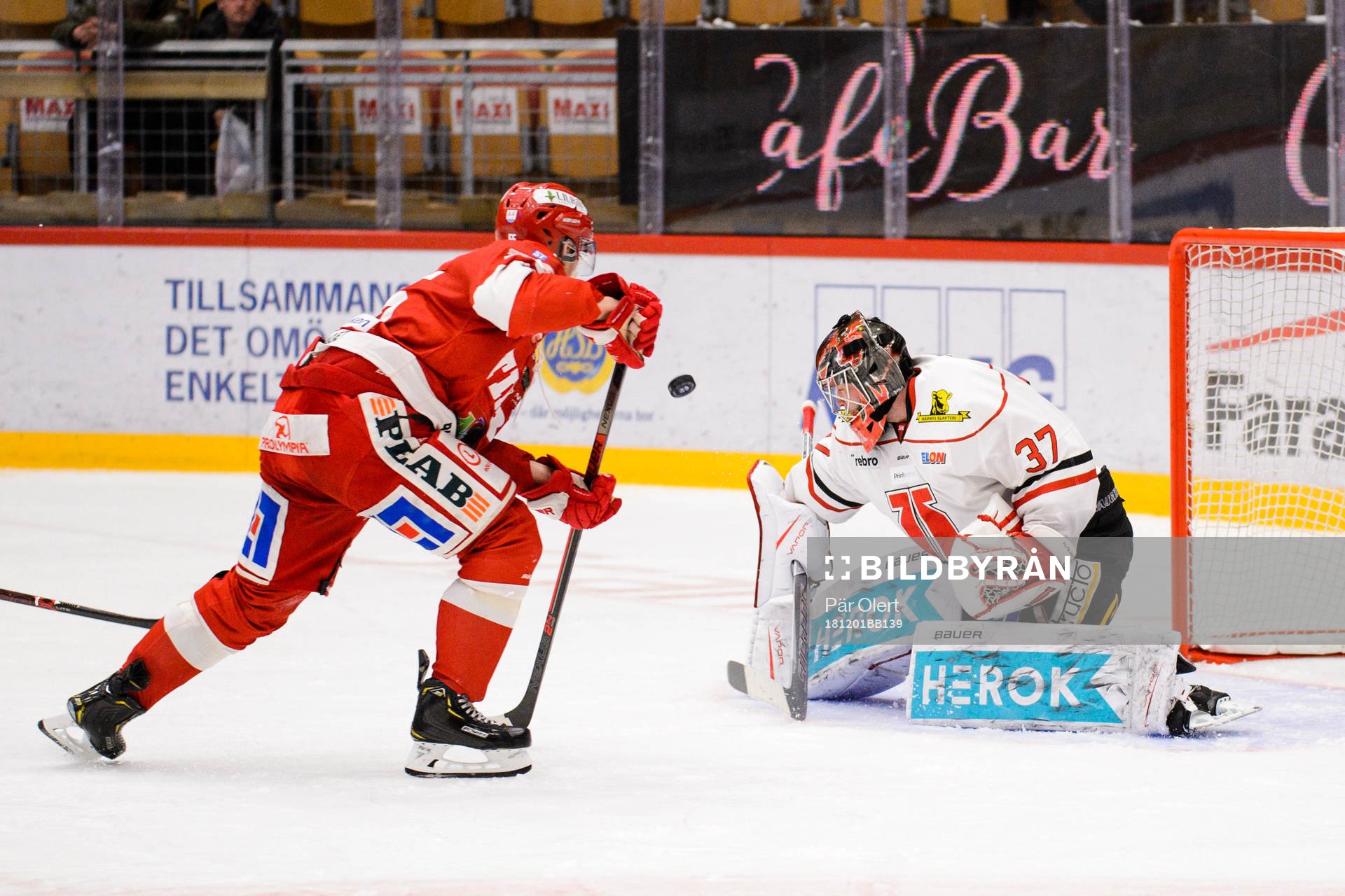 Örebros målvakt Eero Kilpeläinen räddar skott från