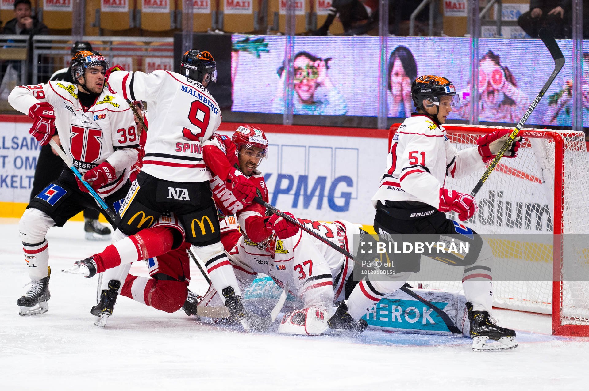 Örebros Tylor Spink och Timrås Jeremy Boyce framför