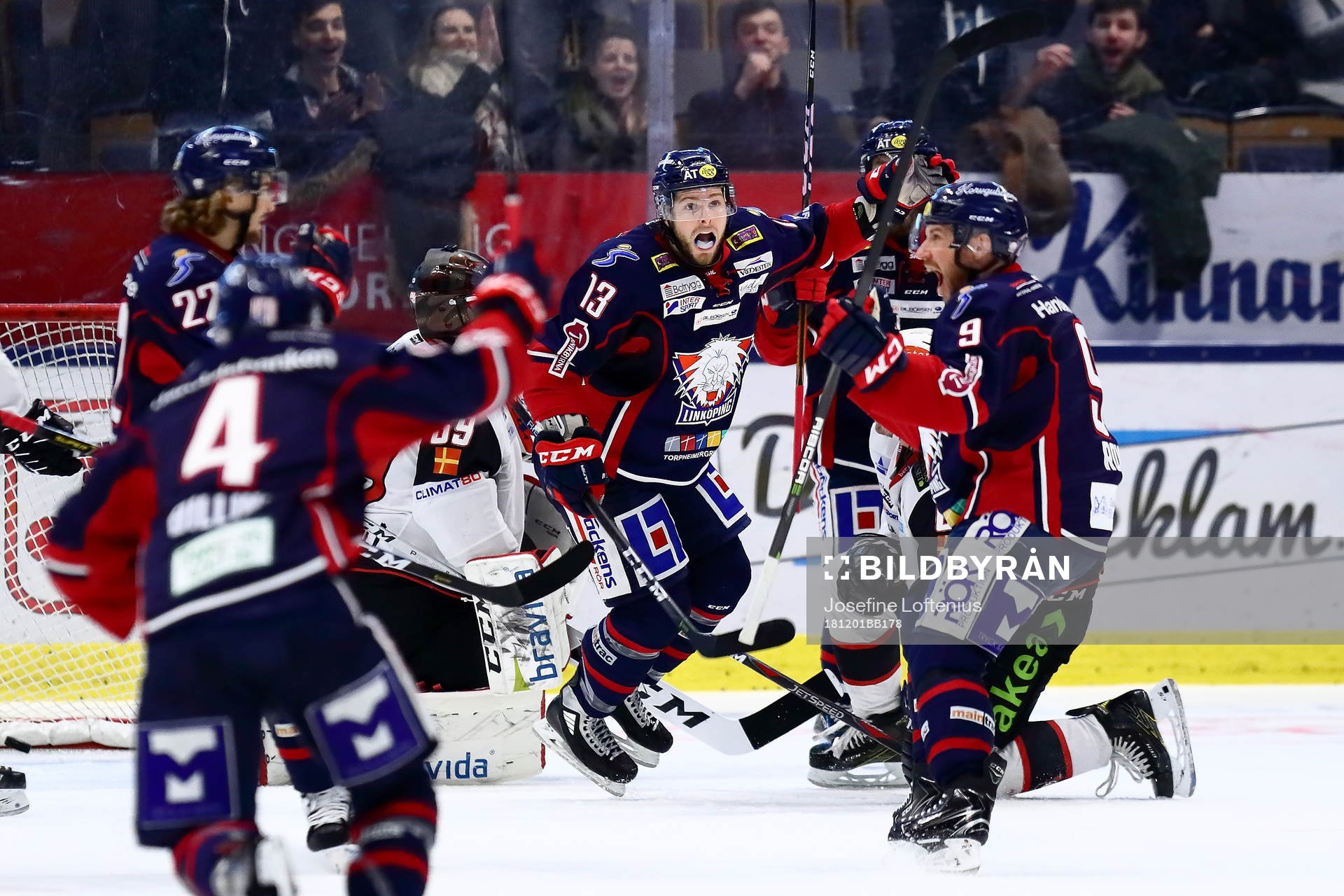 Linköpings Andrew Gordon jublar med Derek Roy