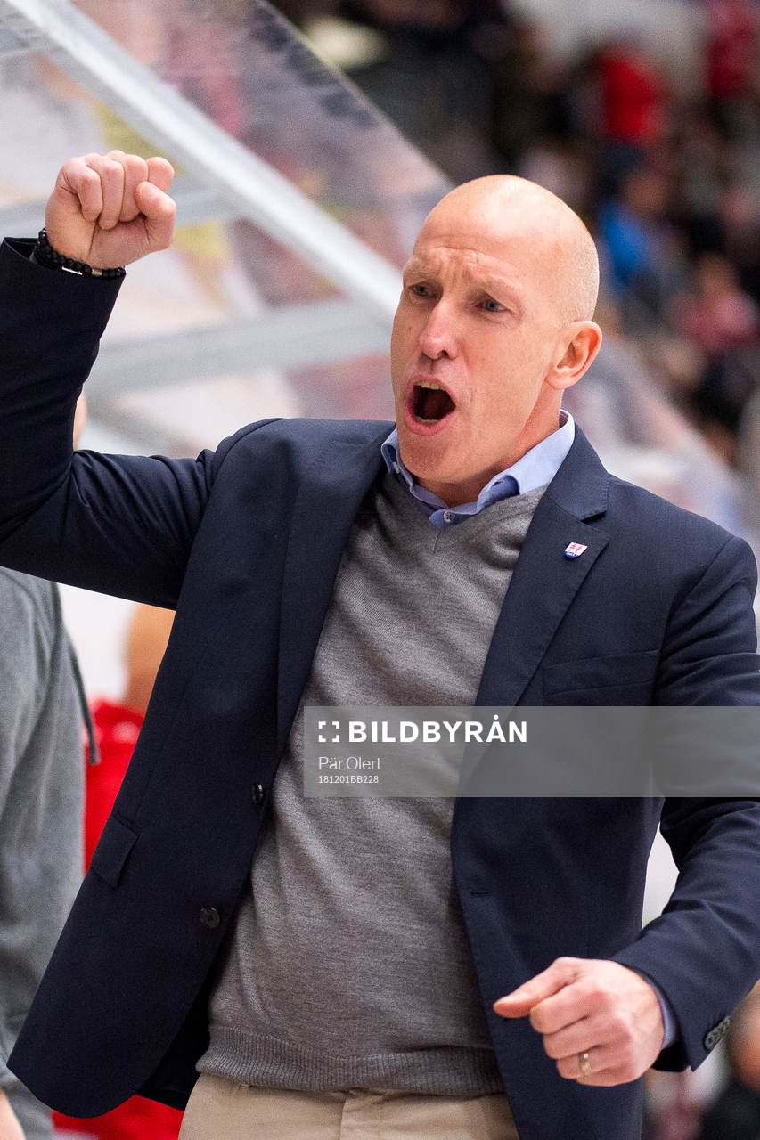 Timrås tränare Fredrik Andersson jublar