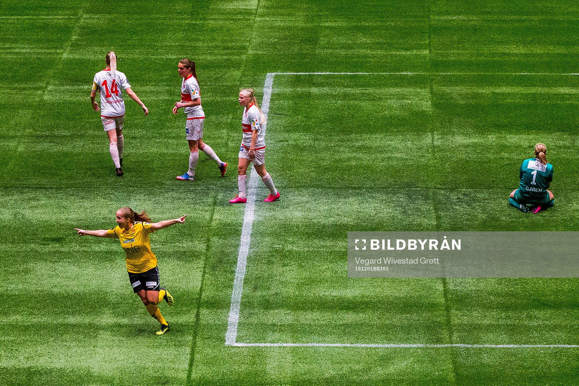 Guro Reiten of LSK Kvinner celebrates scoring the 1-0 goal