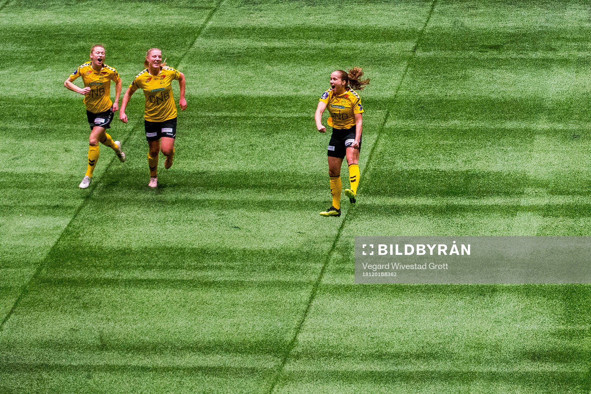 Guro Reiten of LSK Kvinner celebrates with teammates Synne