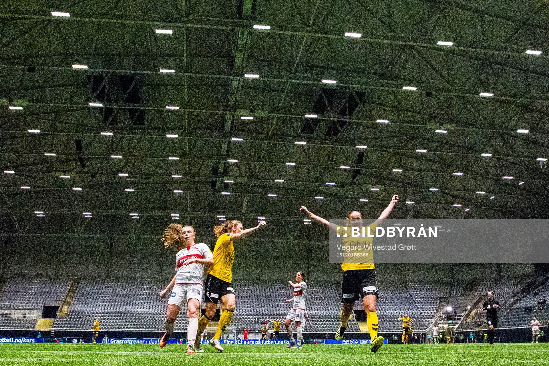 Guro Reiten of LSK Kvinner celebrates for the 4-0 goal