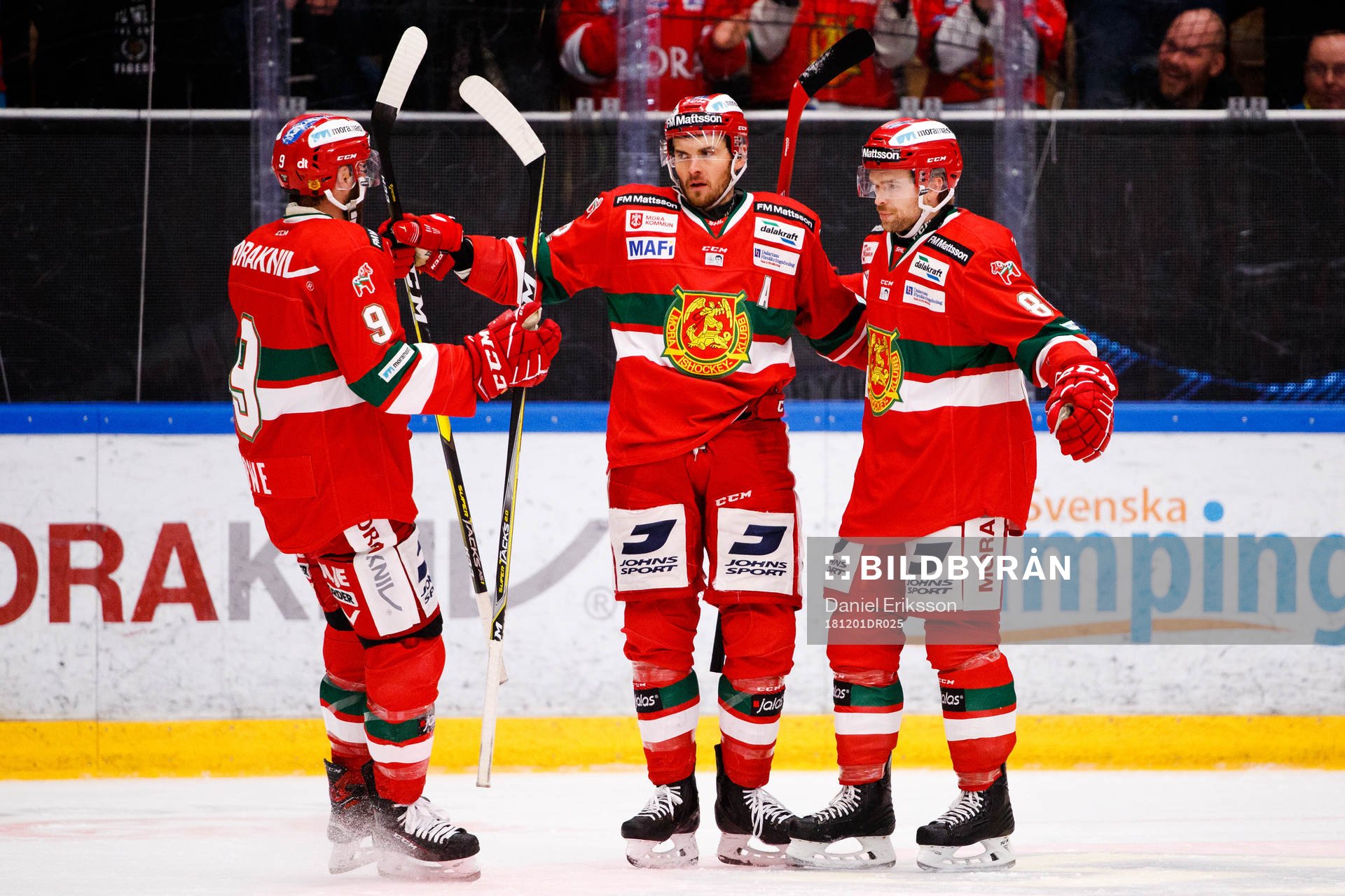Moras Andrew Rowe , Matt Bailey och Spencer Abbott jublar