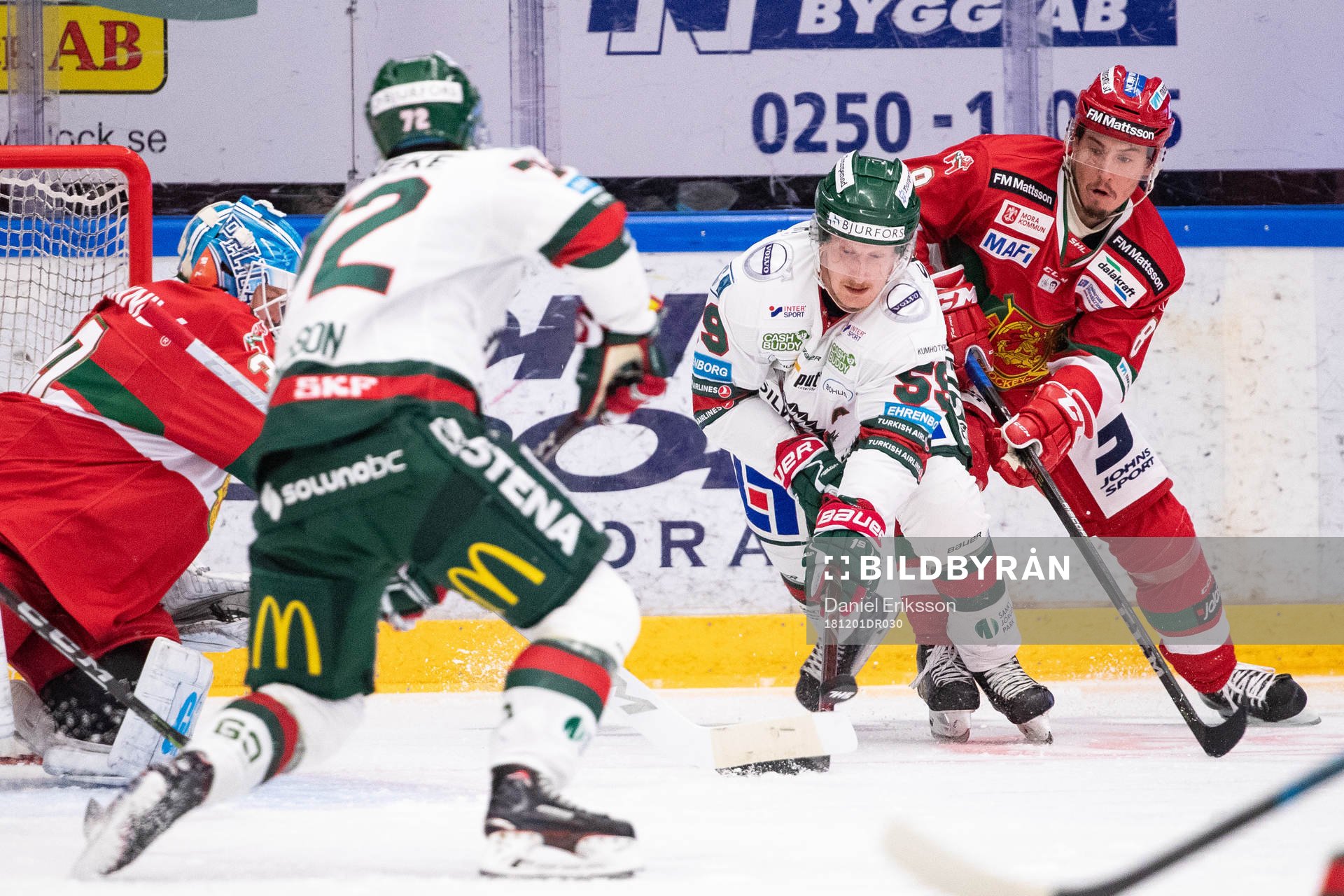 Frölundas Simon Hjalmarsson och Moras Robin Johansson och