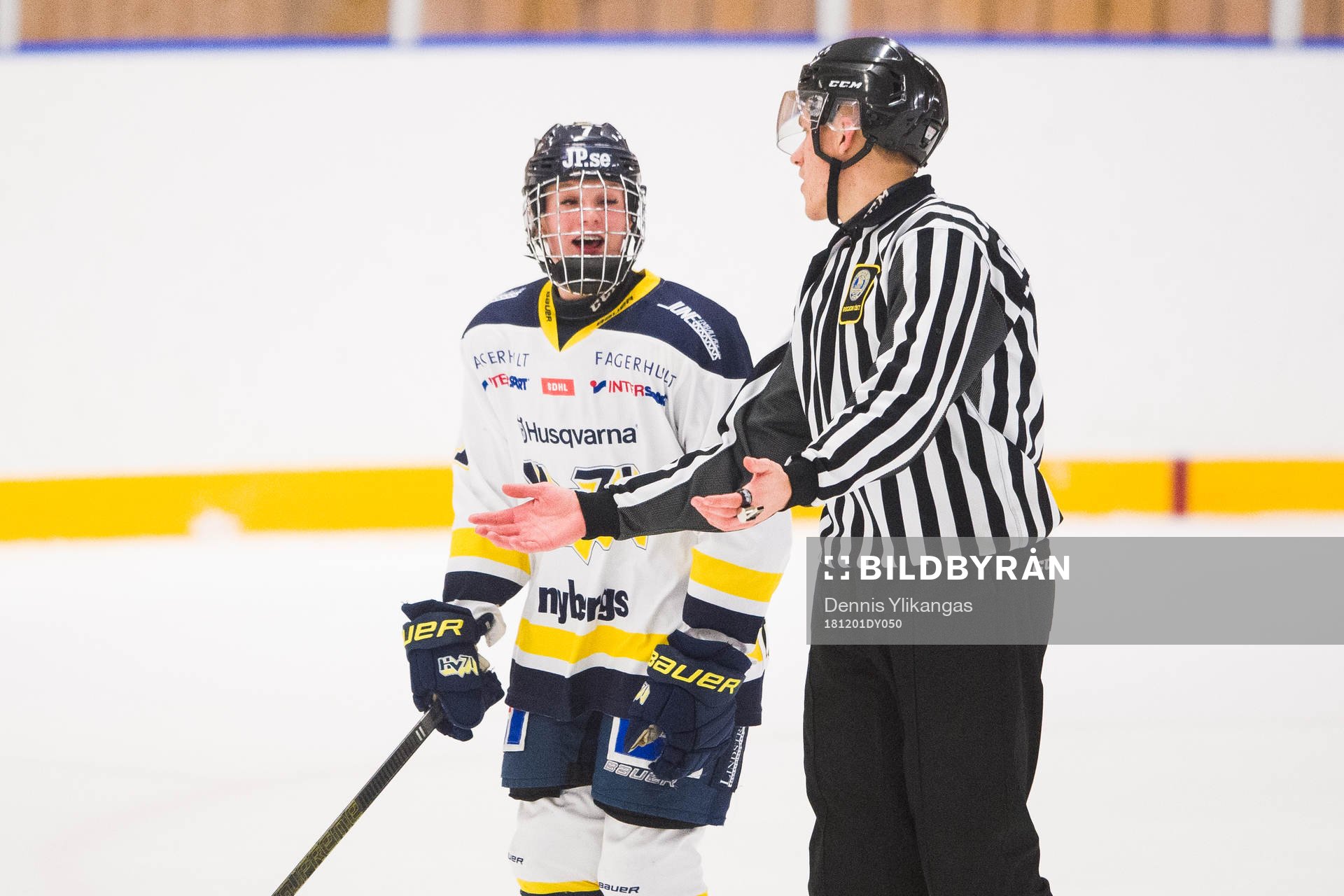 s Thea Johansson reagerar på ett domslut