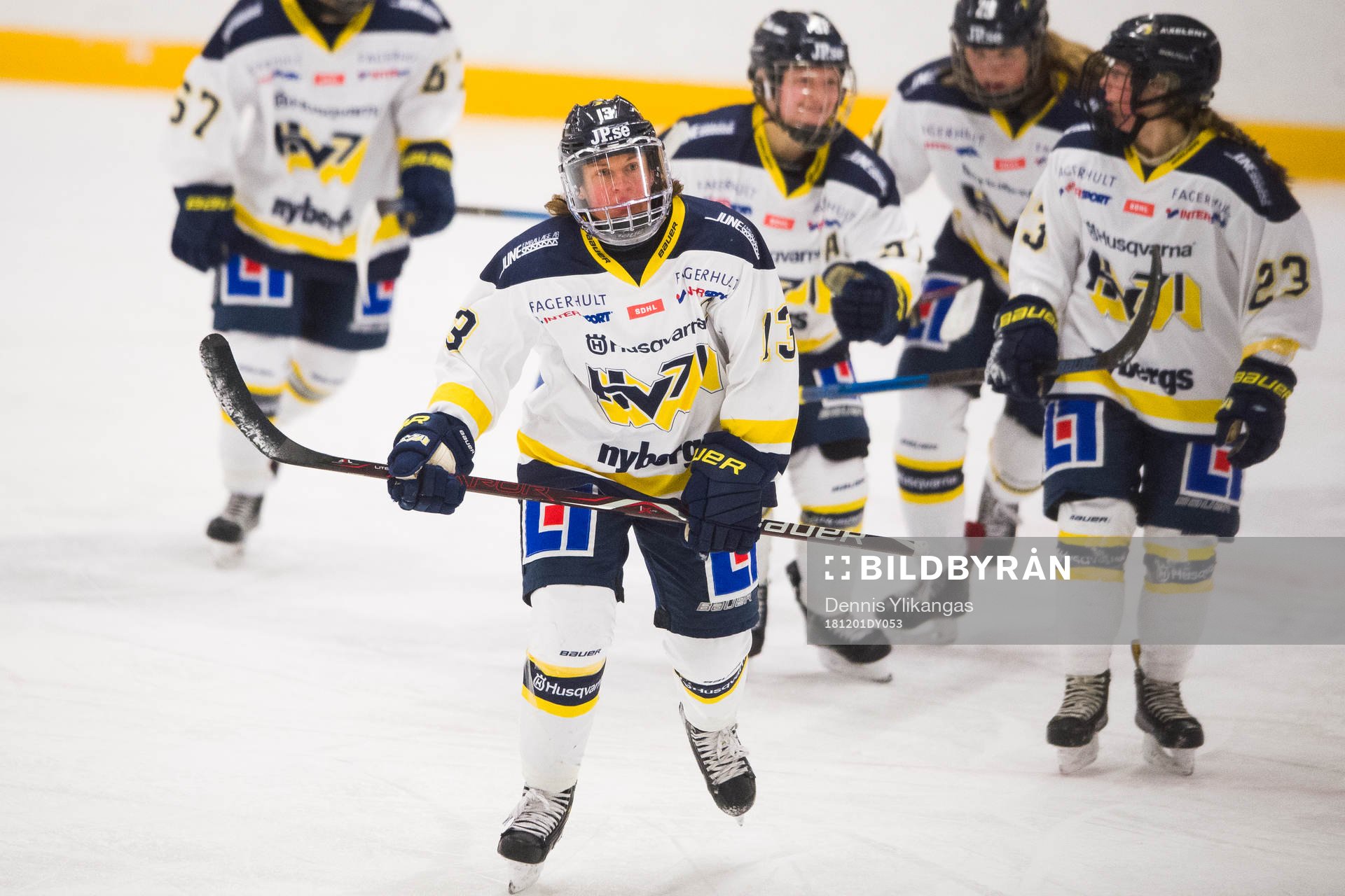 s Riikka Välilä jublar med lagkamrater