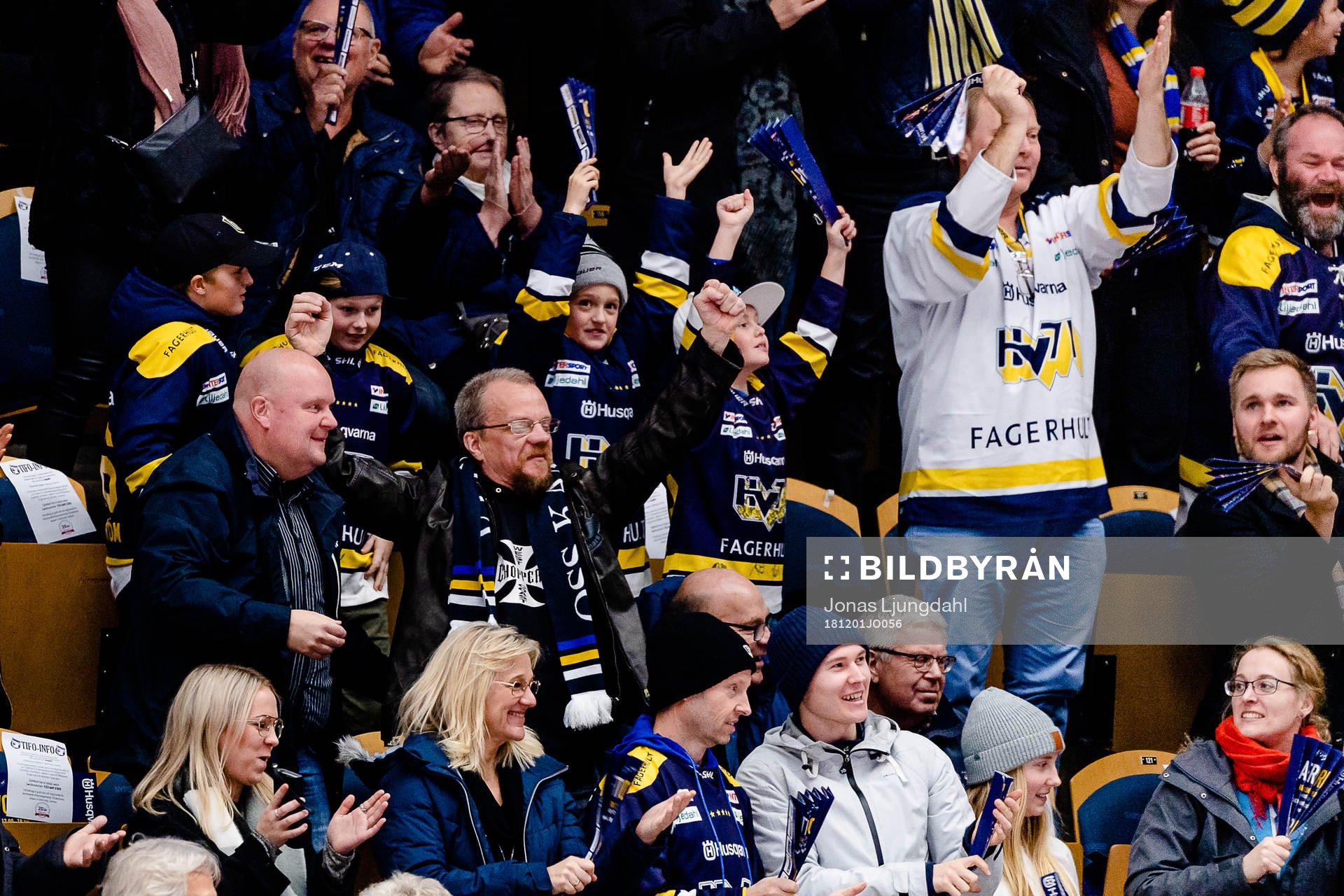 s supportrar jublar när HV71 gör mål 4-2
