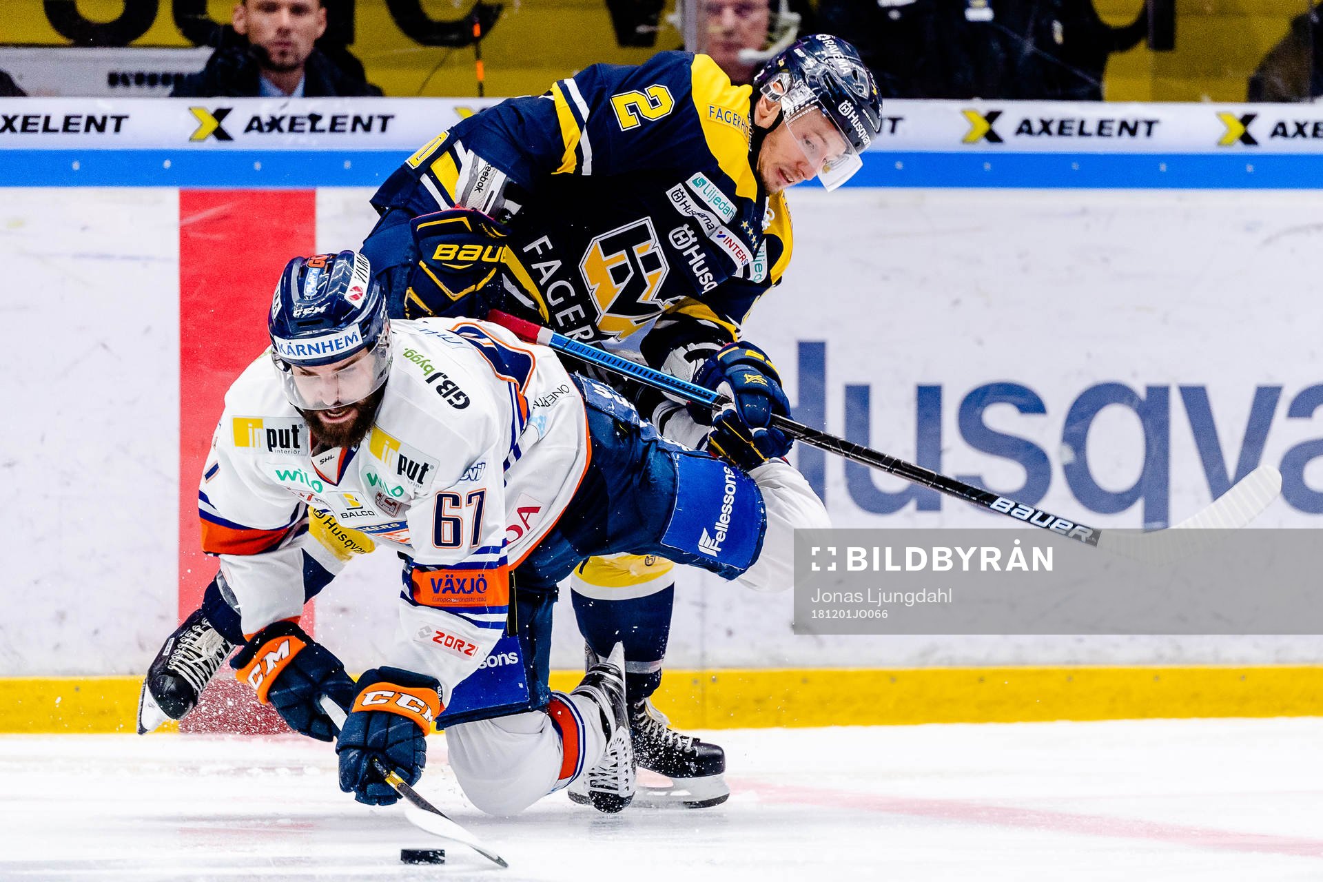 s Kristofer Berglund tacklar Växjös Linus Fröberg