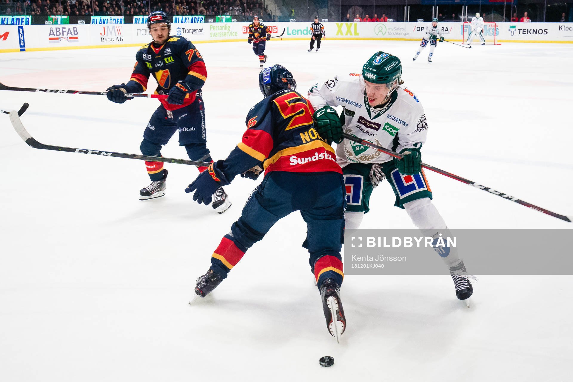 Färjestads Joakim Nygård i kamp om pucken Djurgårdens