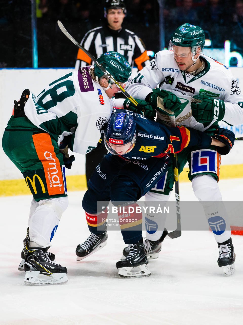 Djurgårdens Jonathan Davidsson i ett bråk med Färjestads