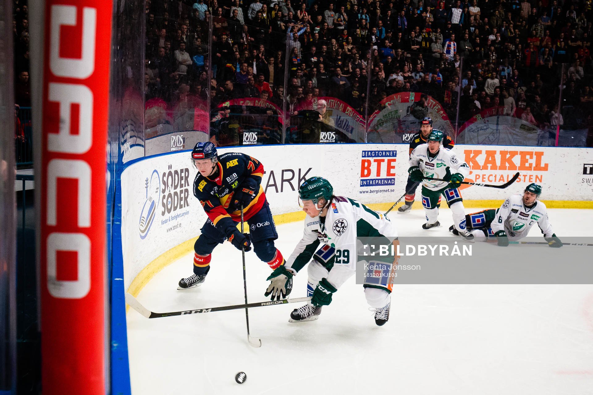 Djurgårdens Jonathan Davidsson i kamp om pucken