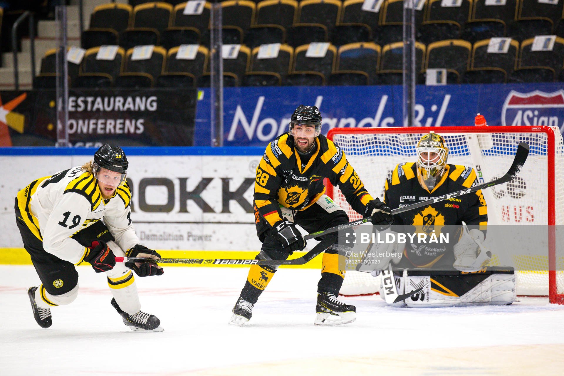 Skellefteås Johan Alm och målvakt Gustaf Lindvall