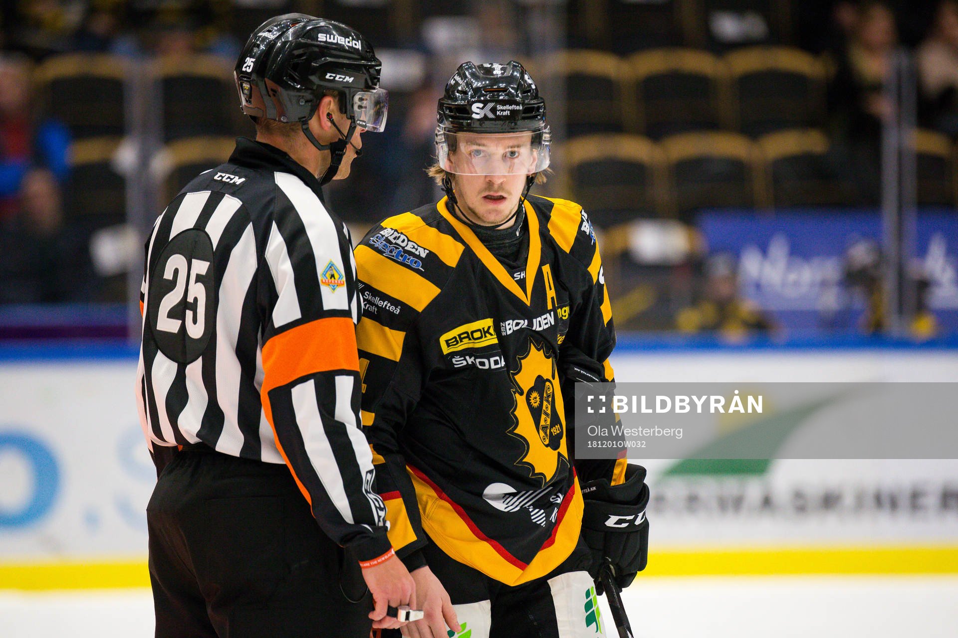 Domare Tobias Björk pratar med Skellefteås Jonathan Pudas