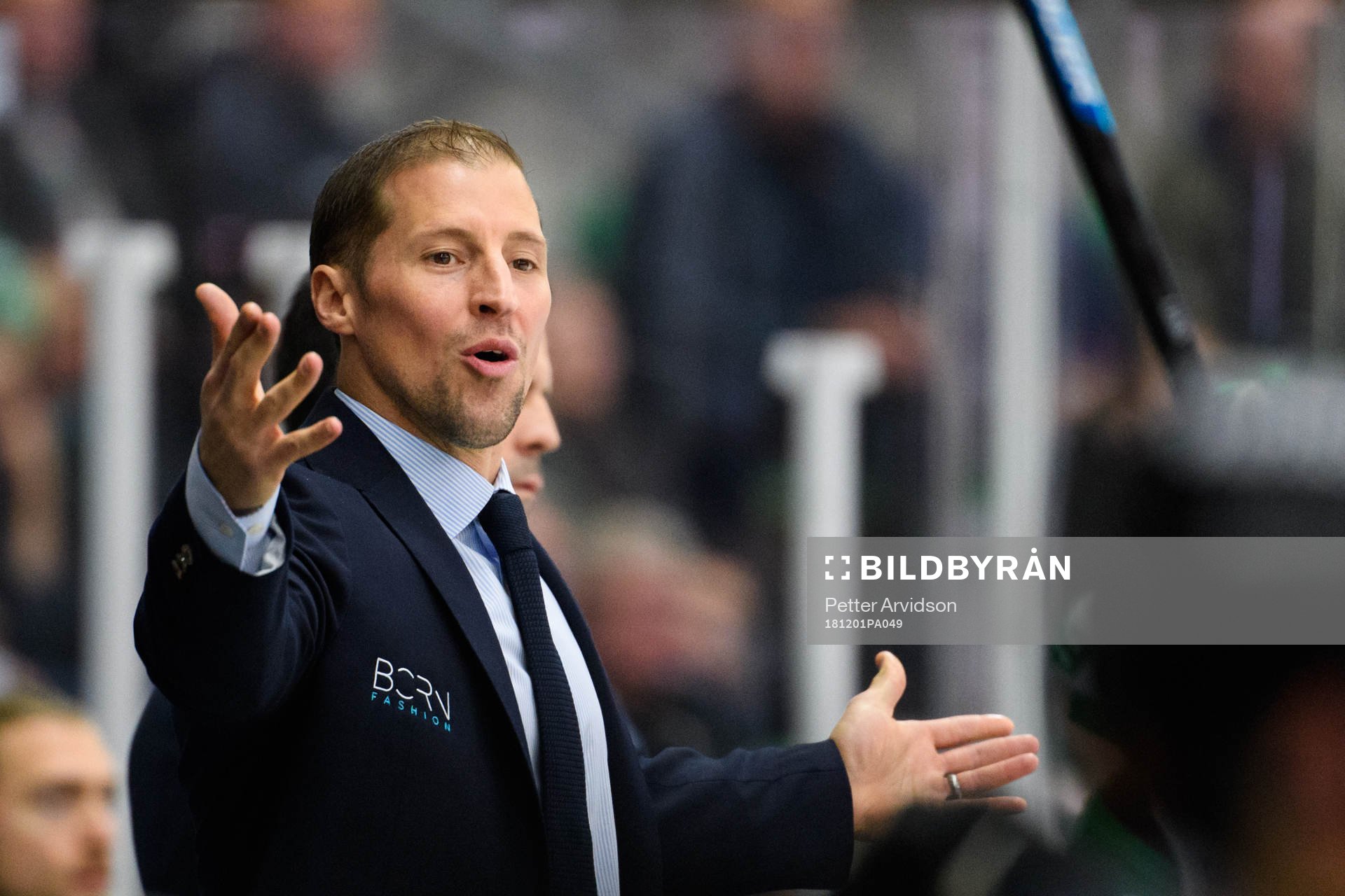 Rögles tränare Cam Abbott reagerar
