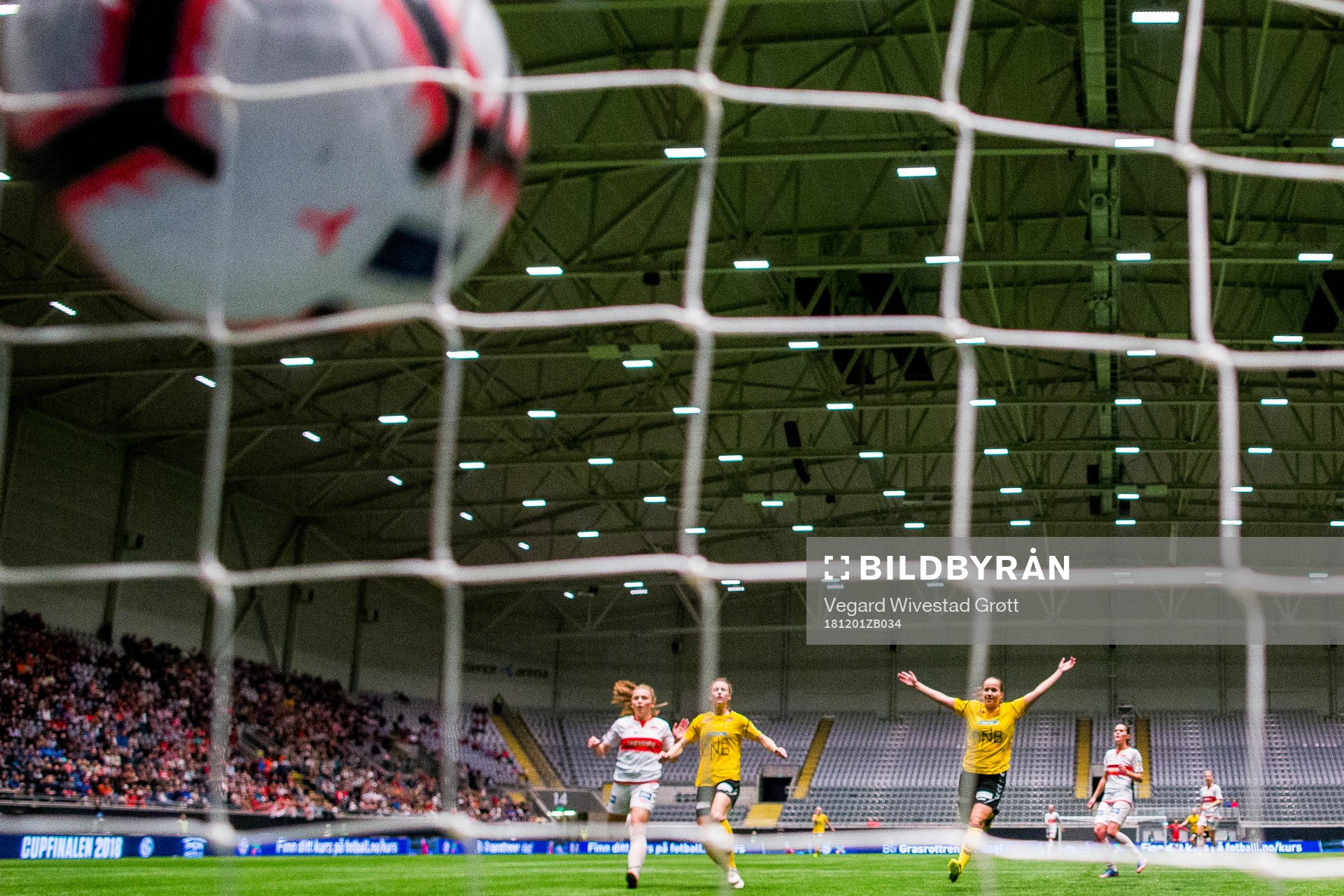 Guro Reiten of LSK Kvinner celebrates for the 4-0 goal