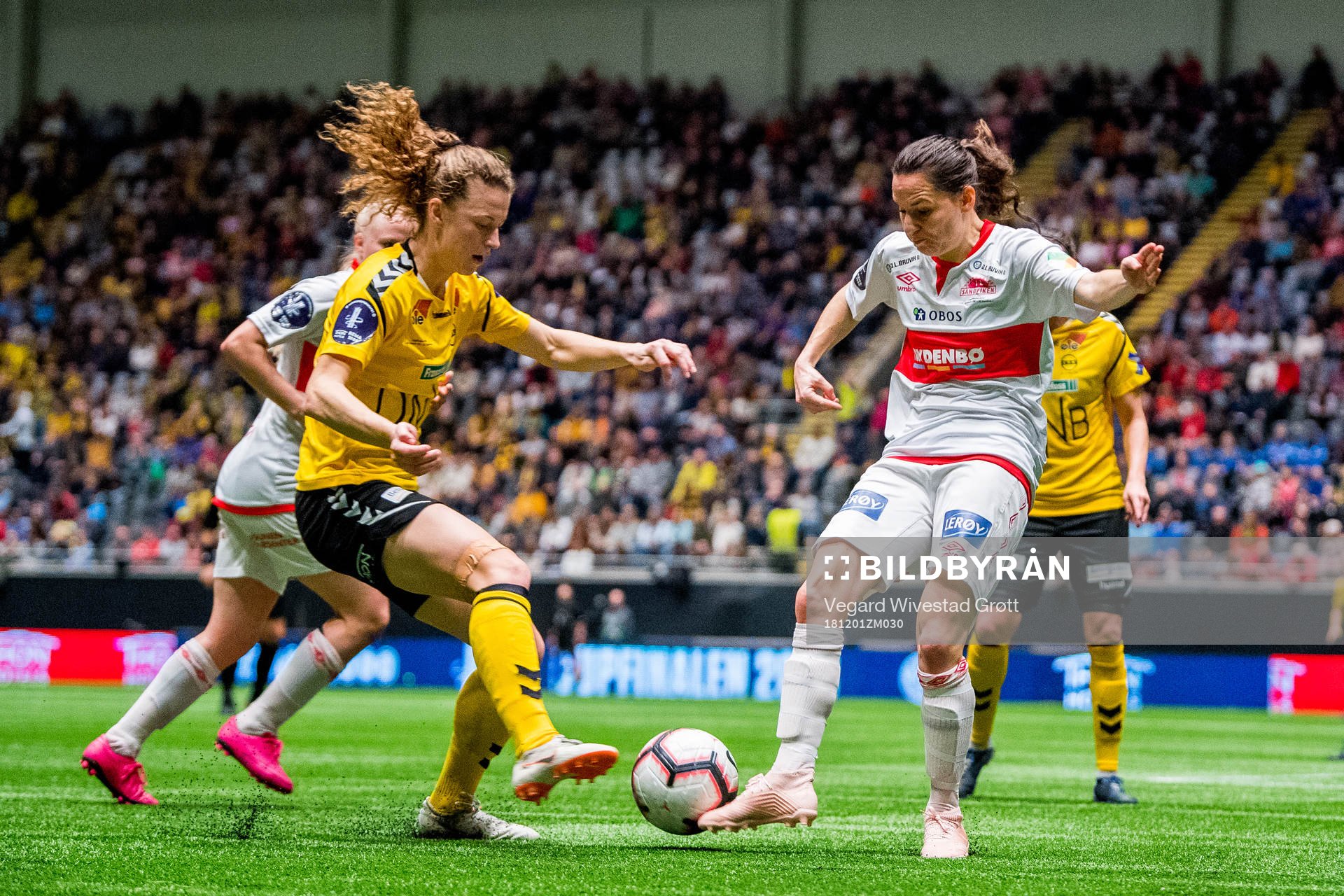 Synne Skinnes Hansen of LSK Kvinner and Marije Brummel of