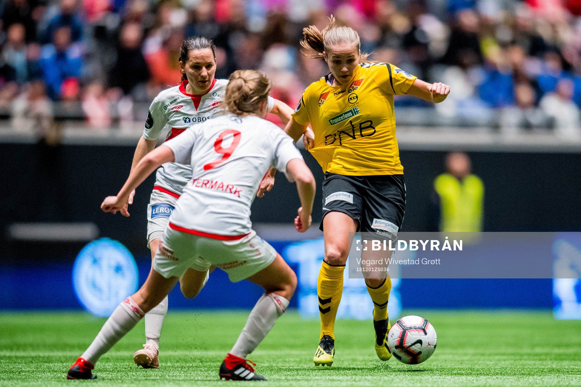 Marije Brummel of Sandviken and Guro Reiten of LSK Kvinner