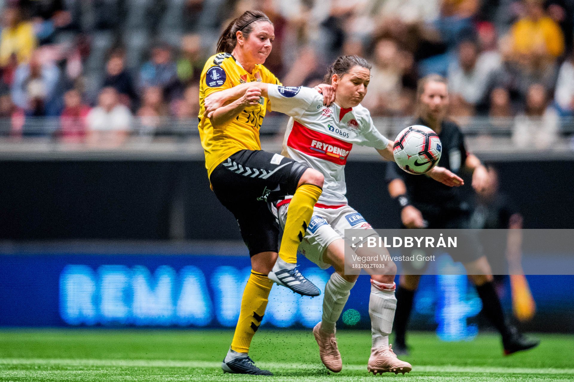 Isabell Bachor of LSK Kvinner and Marije Brummel of