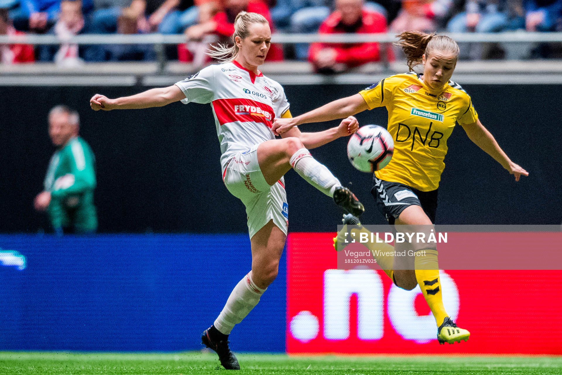 Stine Hovland of Sandviken and Guro Reiten of LSK Kvinner