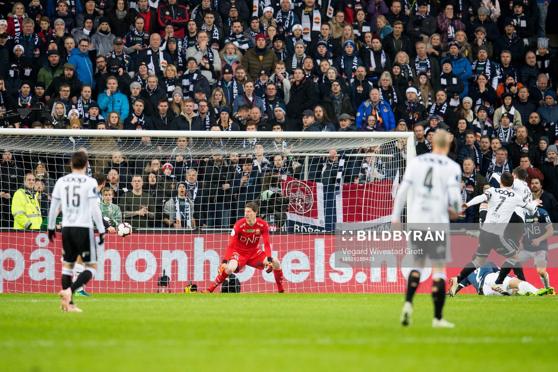 Mike Jensen of Rosenborg scores 1-1