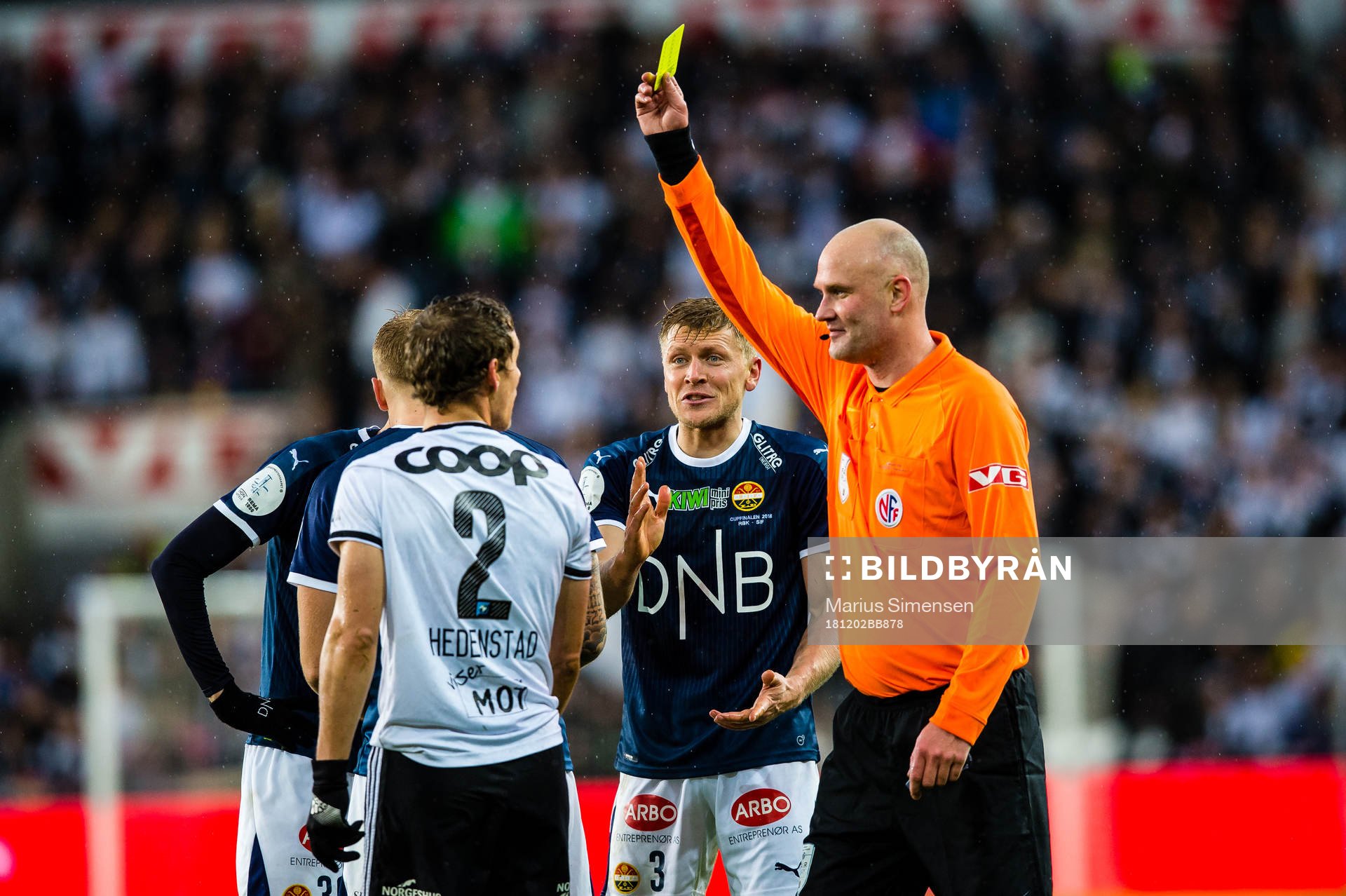 Trond Ivar Døvle, referee, gived Vegar Eggen Hedenstad of
