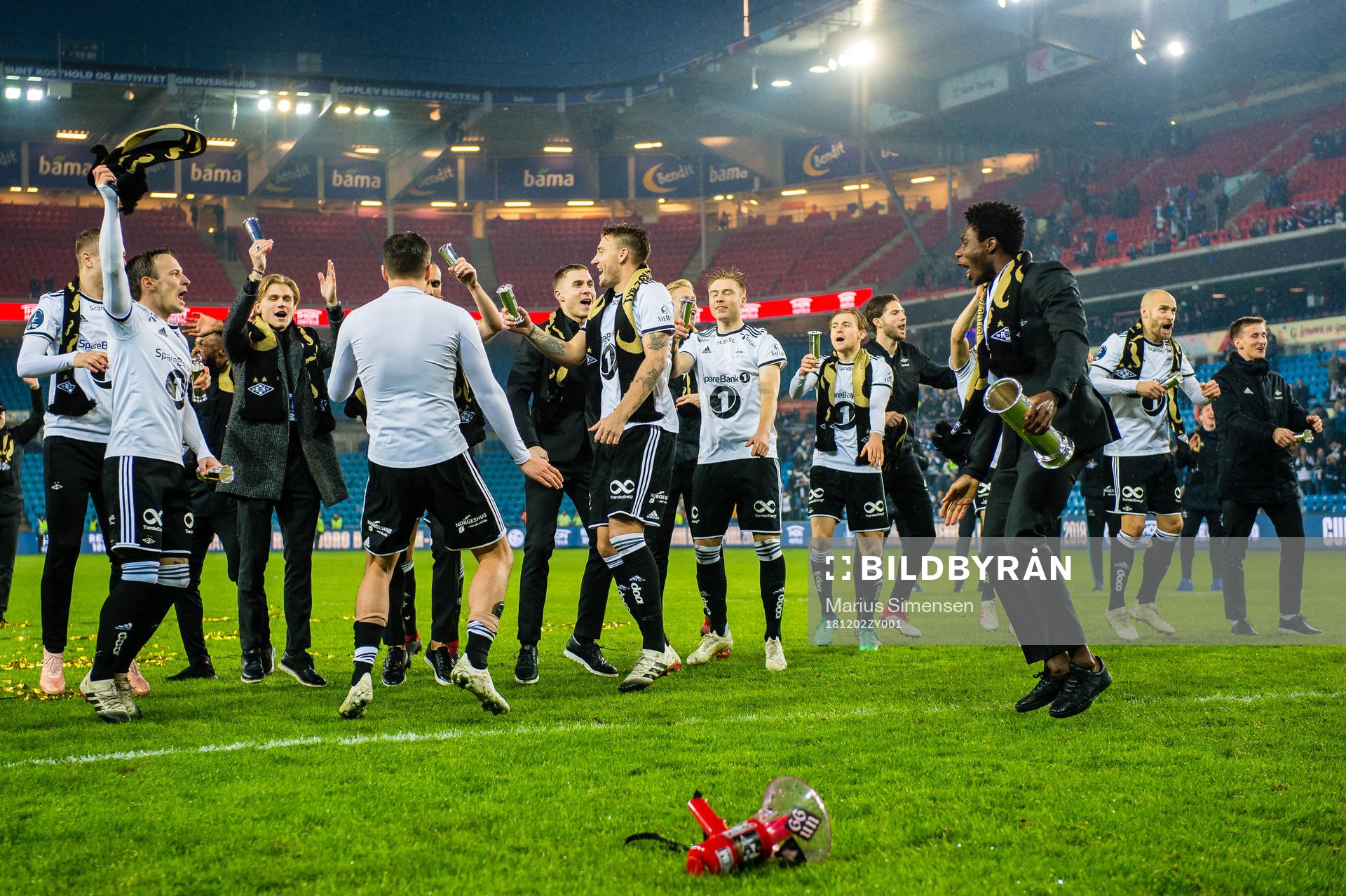 Mike Jensen, Nicklas Bendtner, Igho Ogbu and the players of