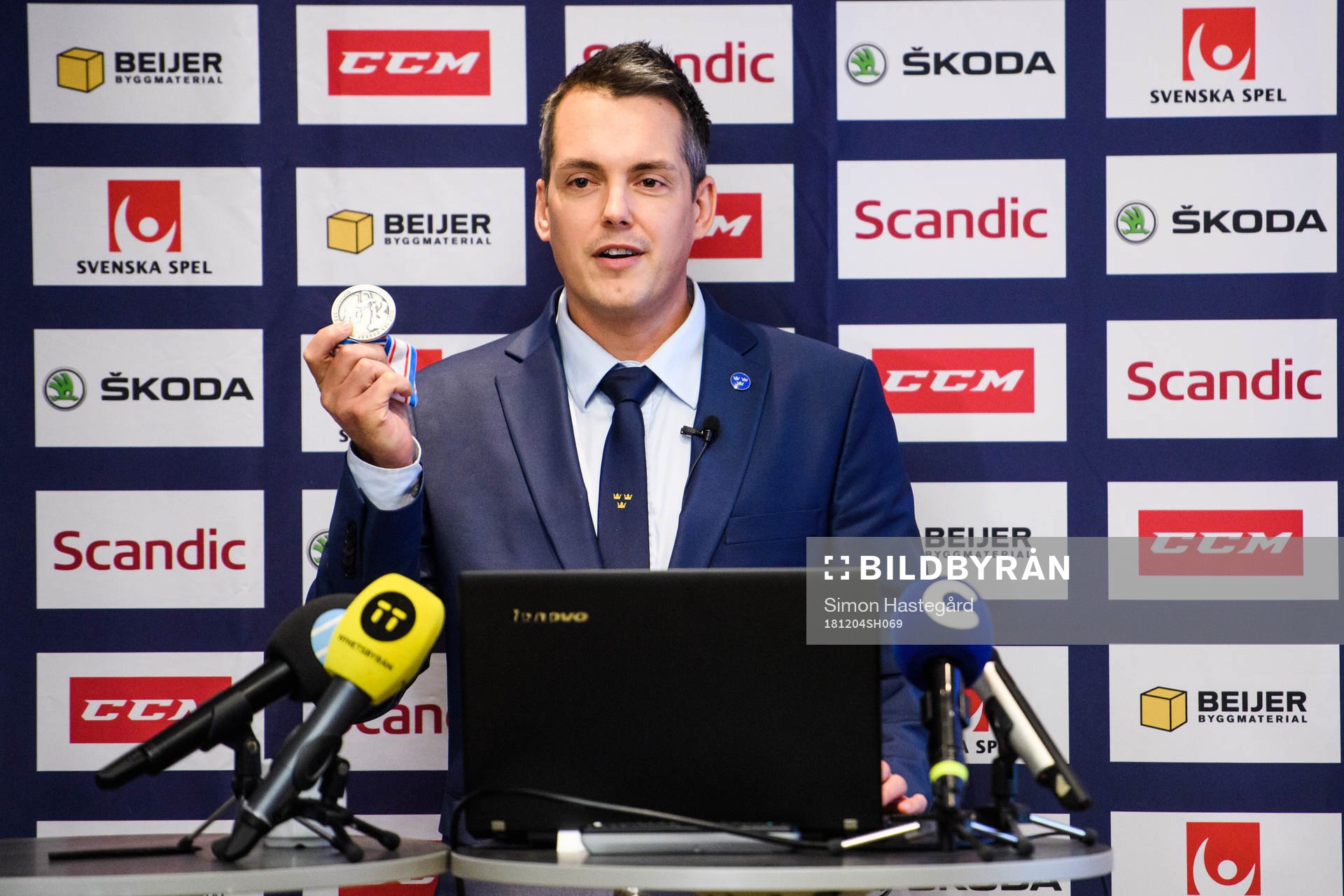 Sveriges förbundskapten Tomas Montén med sin medalj från