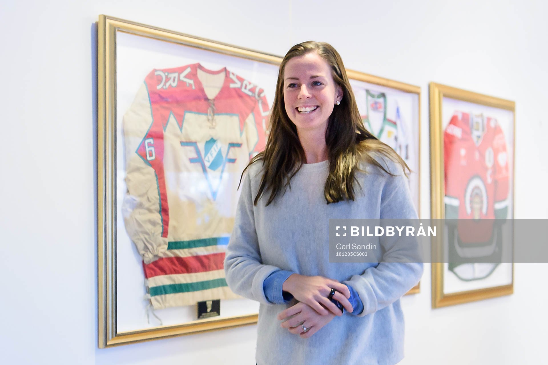 Lotta Schelin innan en presskonferens med Frölunda