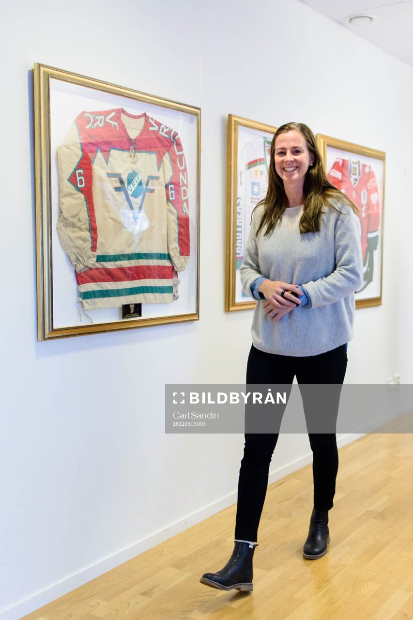 Lotta Schelin innan en presskonferens med Frölunda