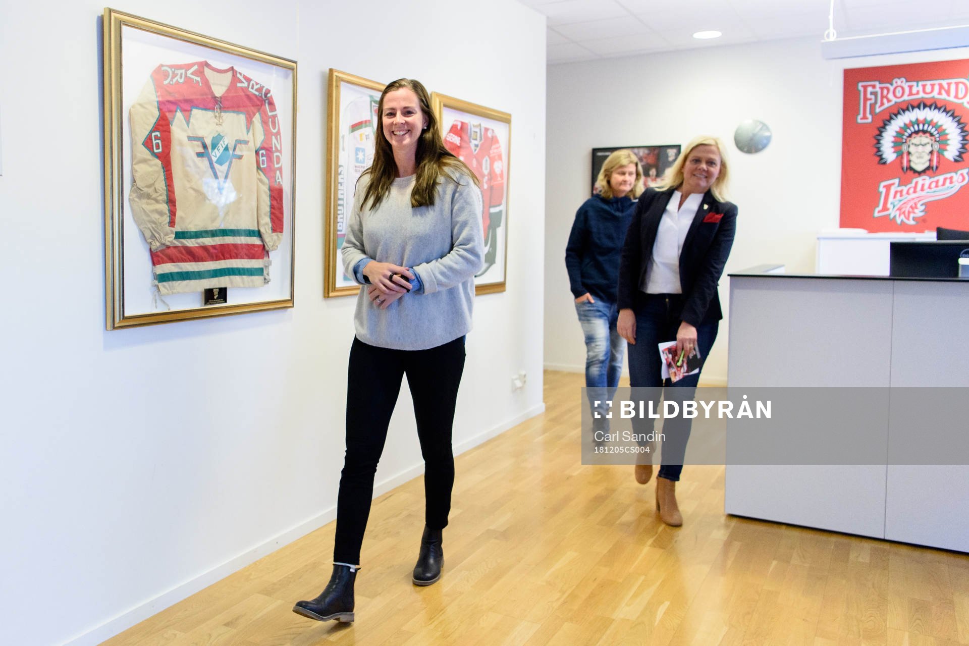 Lotta Schelin innan en presskonferens med Frölunda