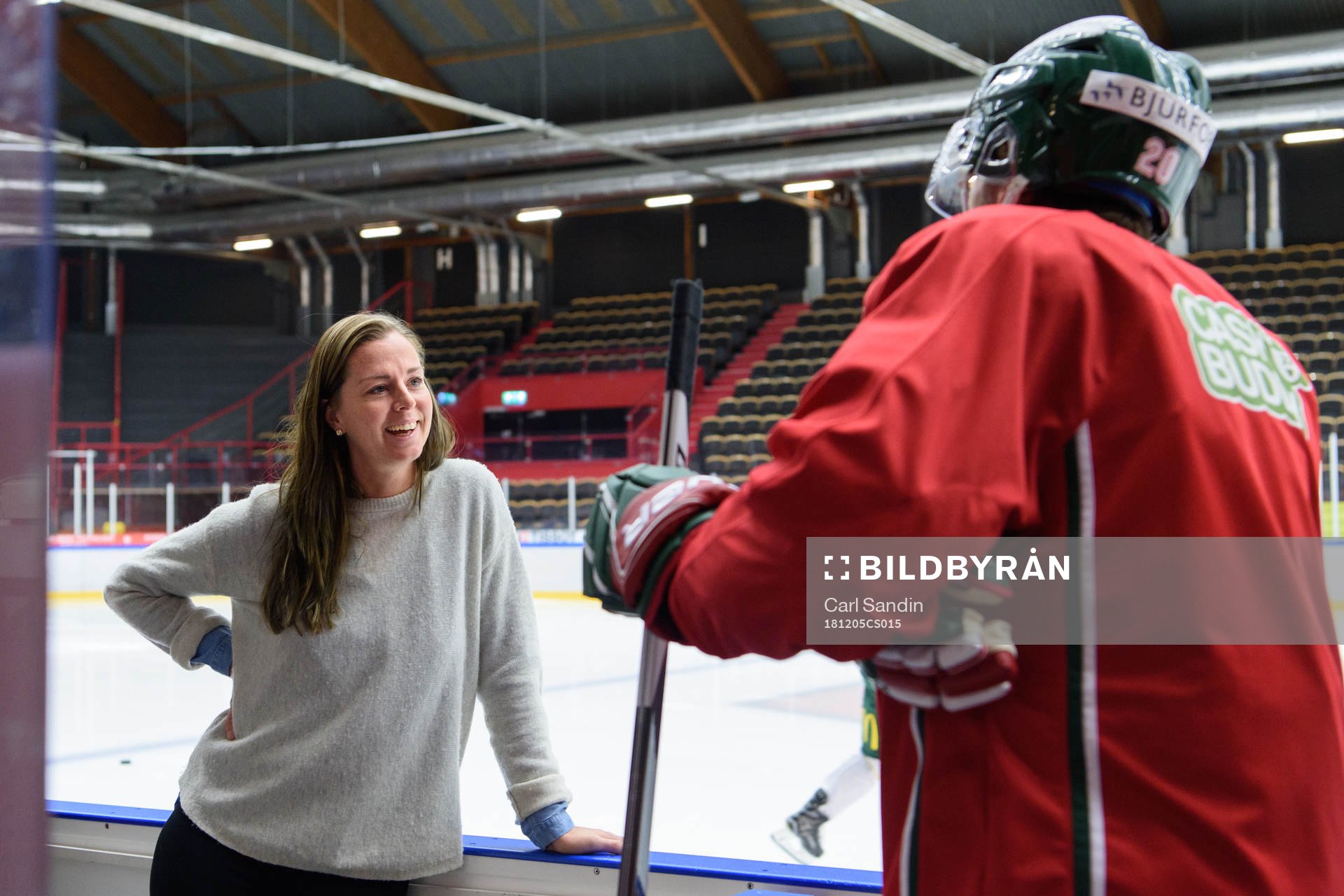 Lotta Schelin pratar med Joel Lundqvist