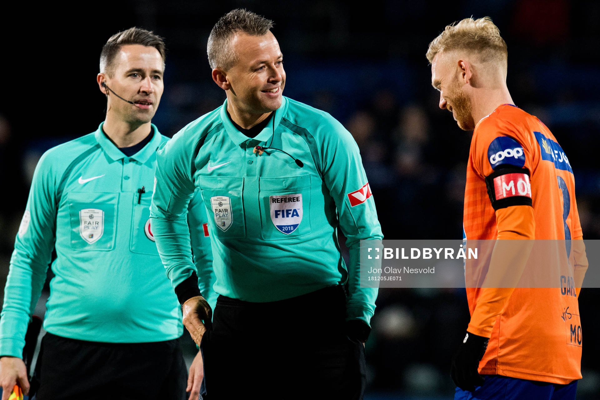 Svein Oddvar Moen, referee, and Fredrik Carlsen of Aalesund