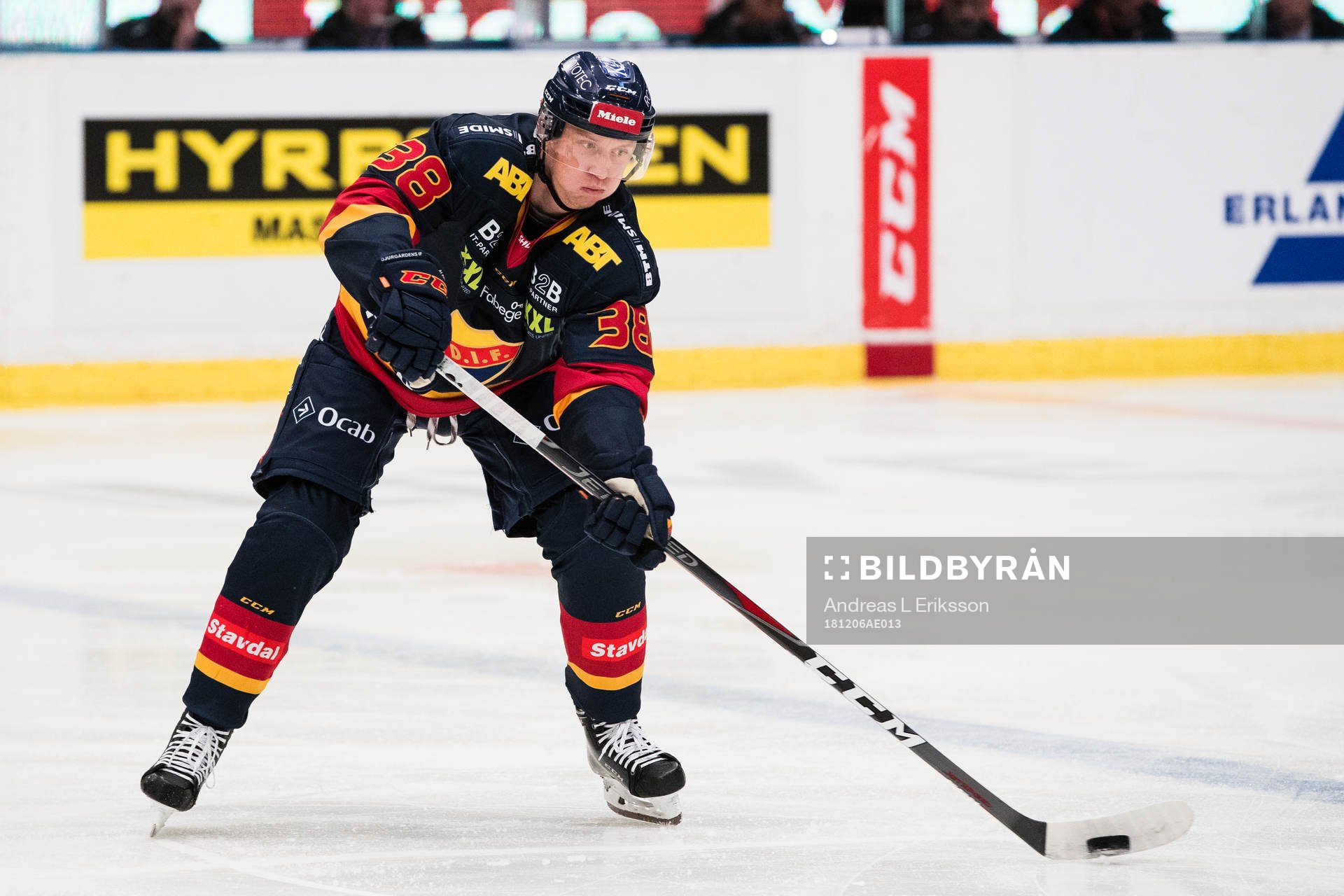 Djurgårdens Olle Alsing med pucken